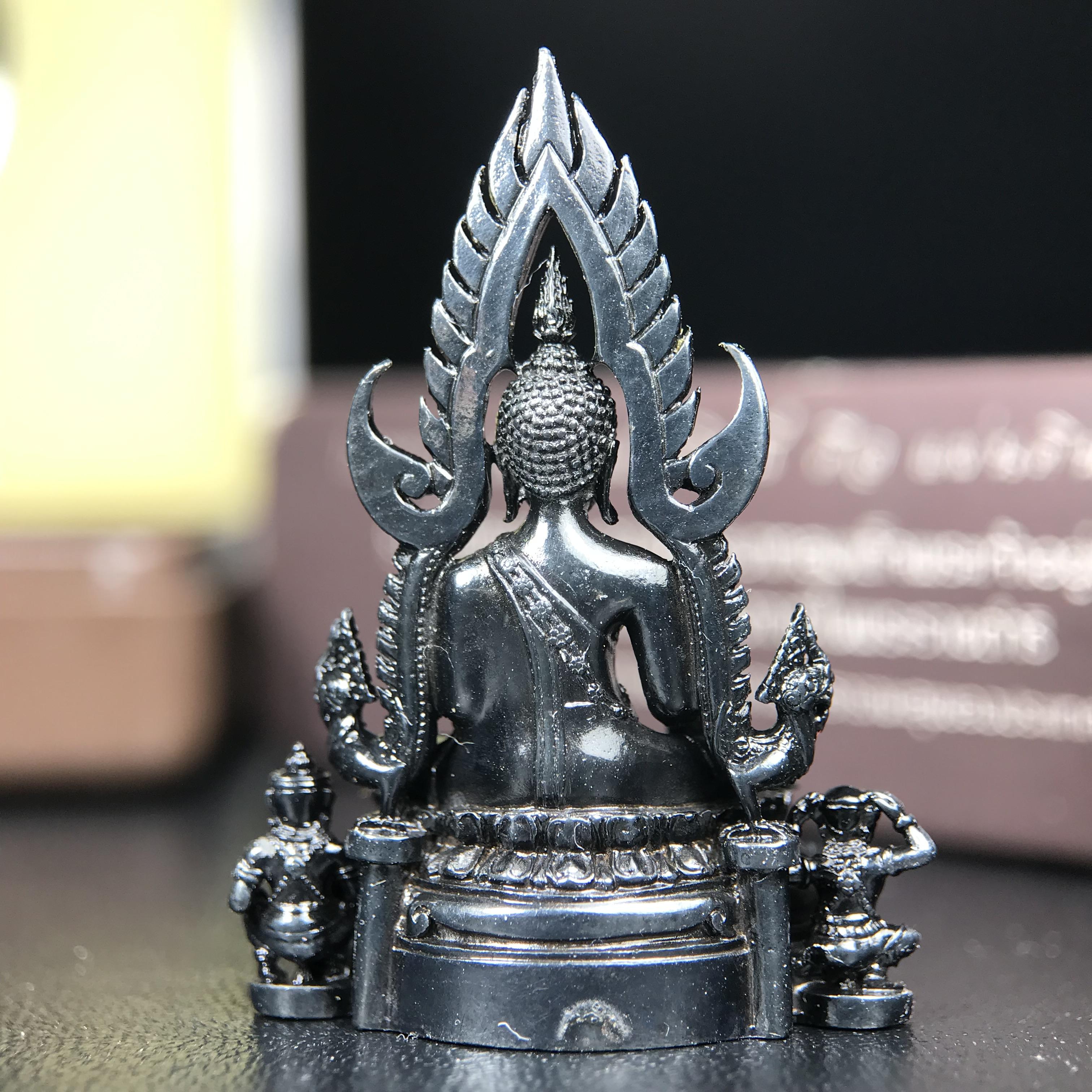 พระพุทธชินราช ภปร. โครงการ "เพราะแผ่นดินนี้ คือ แผ่นดินเกิด" ปี2548(รุ่นแรก) ลอยองค์ หน้าตัก 1/2 นิ้ว(ขนาด 3.5 x 2.5 ซม.) เนื้อเงินรมดำ(พุทธศิลป์จำลองเมื่อครั้งลอกทอง ครั้งที่3 เมื่อปี2547 ร้อยปีจะมีสักครั้ง "พระพุทธชินราชองค์ดำ")