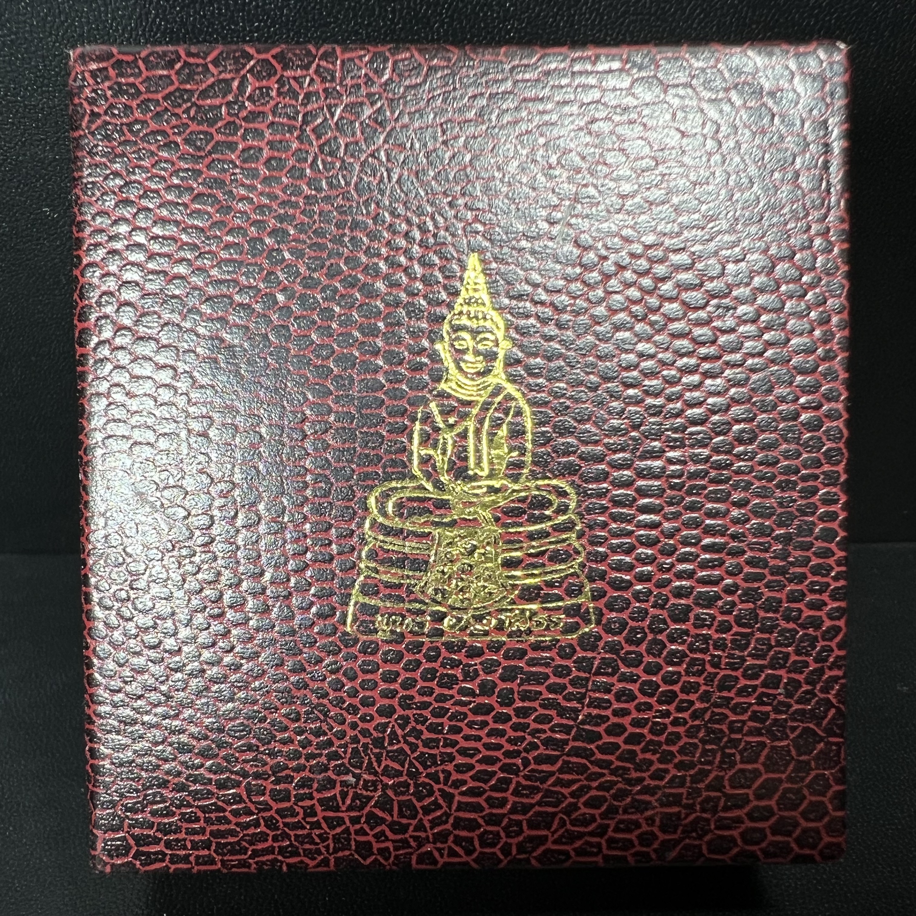 พระพุทธโสธร(หลวงพ่อโสธร) รุ่นสร้างอุโบสถ ปี2539 เนื้อเงิน(ชุบทองพ่นทรายขัดเงาบางส่วน สวยดุจทองคำ) ลอยองค์พิมพ์ใหญ่ สภาพสวยกล่องบรรจุเดิมครบสมบูรณ์(แบบนี้หายาก)(งานแพรนด้า จิวเวลรี่)สวยงดงาม