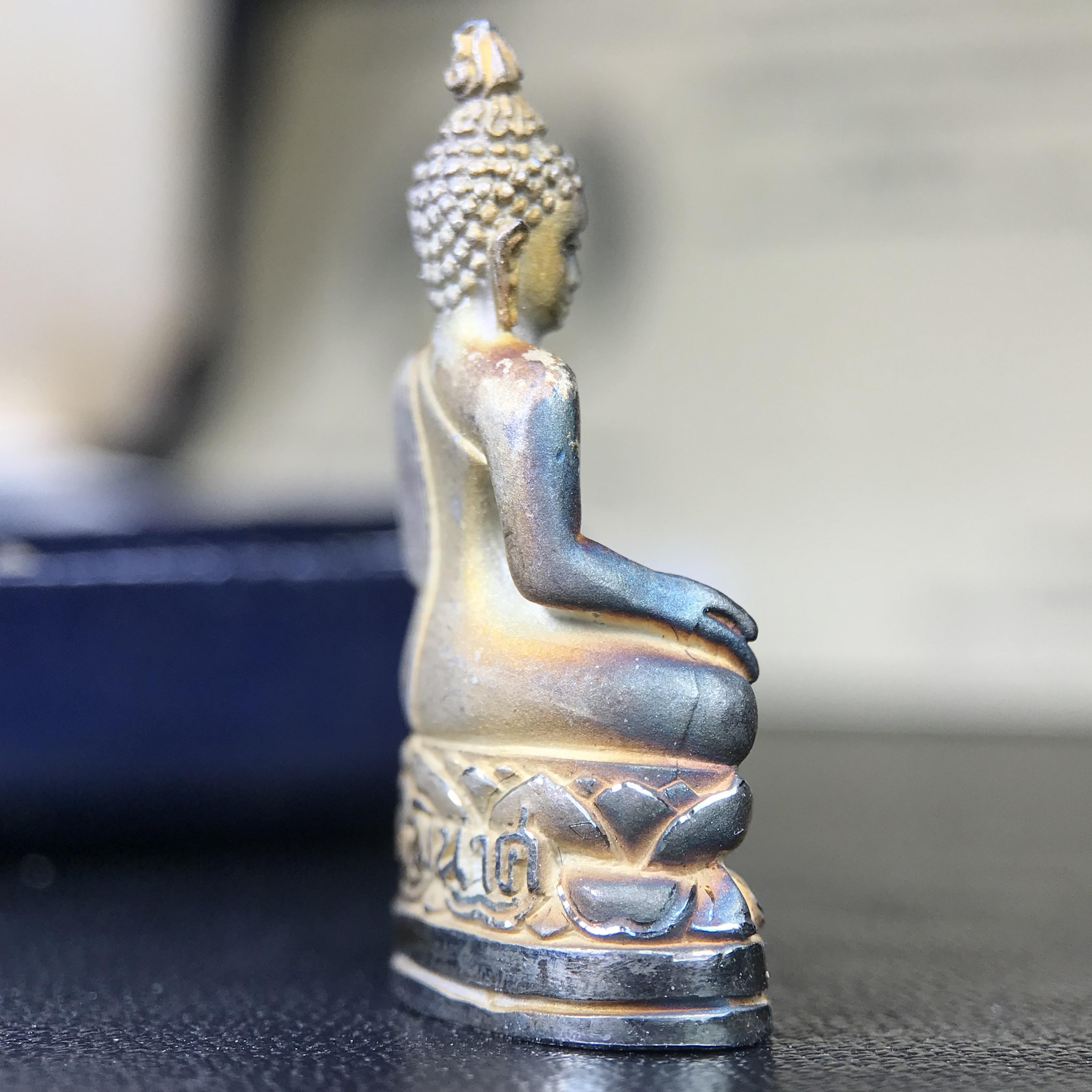 พระกริ่งไพรีพินาศ ญสส.มูลนิธิพิทักษ์ดวงตาประชาชน ฉลองศิริราชสมบัติครองราชย์ 50 ปี รัชกาลที่ 9 เนื้อเงินบริสุทธิ์ 99.9% (เนื้อเงินผิวเดิมติดรุ้งๆสวยเดิม)ขนาดสูง 2.8 ซม. พร้อมกล่องบรรจุเดิมและการ์ดใบรับรองเดิมครบสมบูรณ์(องค์หมายเลข ๒๓๒๗)