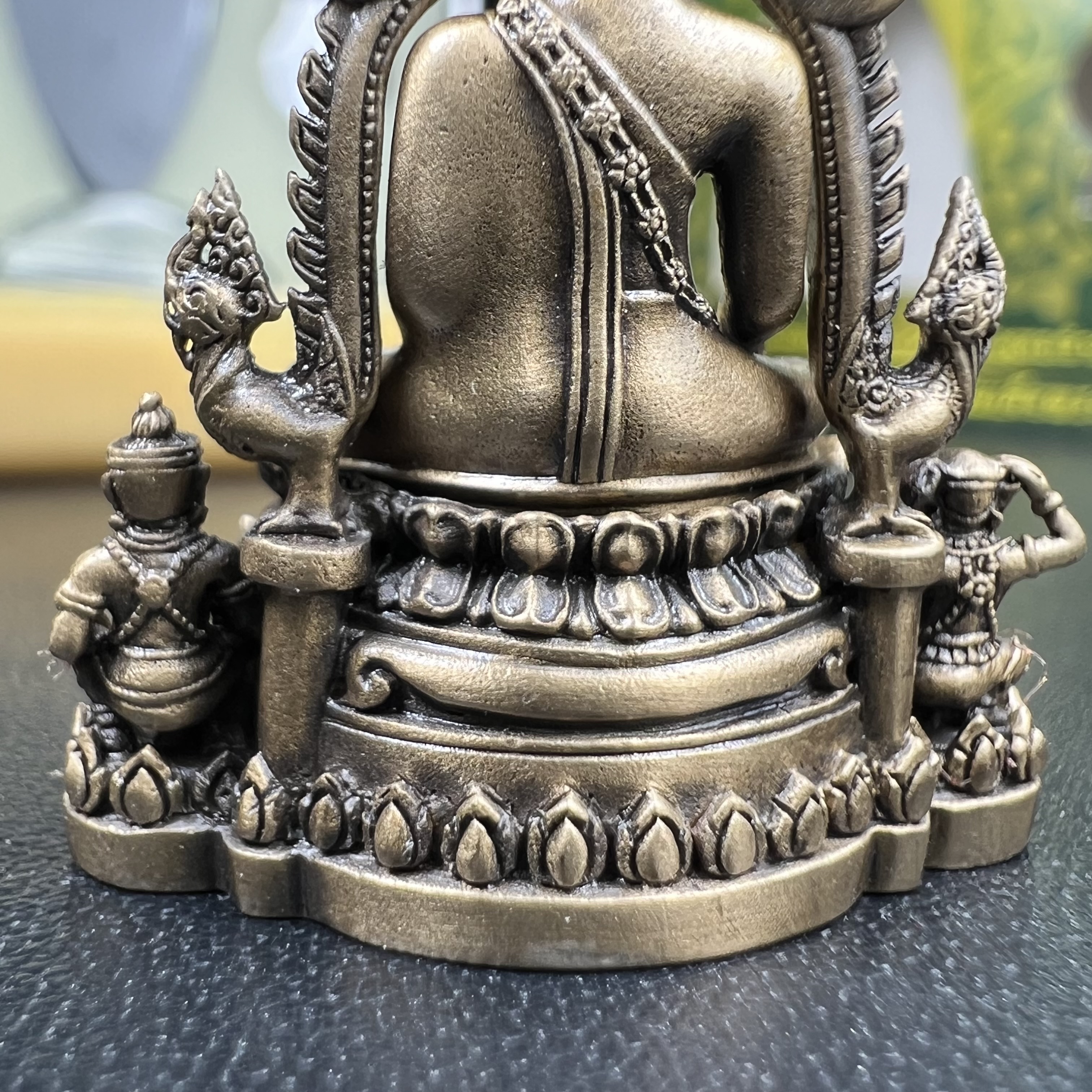 พระพุทธชินราช(จำลอง) ภปร. 84 พรรษา ปี 2554 เนื้อบรอนซ์รมดำซาติน พิมพ์กลางขนาดหน้าตัก 1/2 นิ้ว(พระราชทานมวลสาร จิตรลดาและเส้นพระเจ้า(เส้นผม)รัชกาลที่9)พุทธศิลป์ทรงคุณค่าอีกหนึ่งรุ่นยอดนิยม(หมายเลขสวย ๑๘๑))