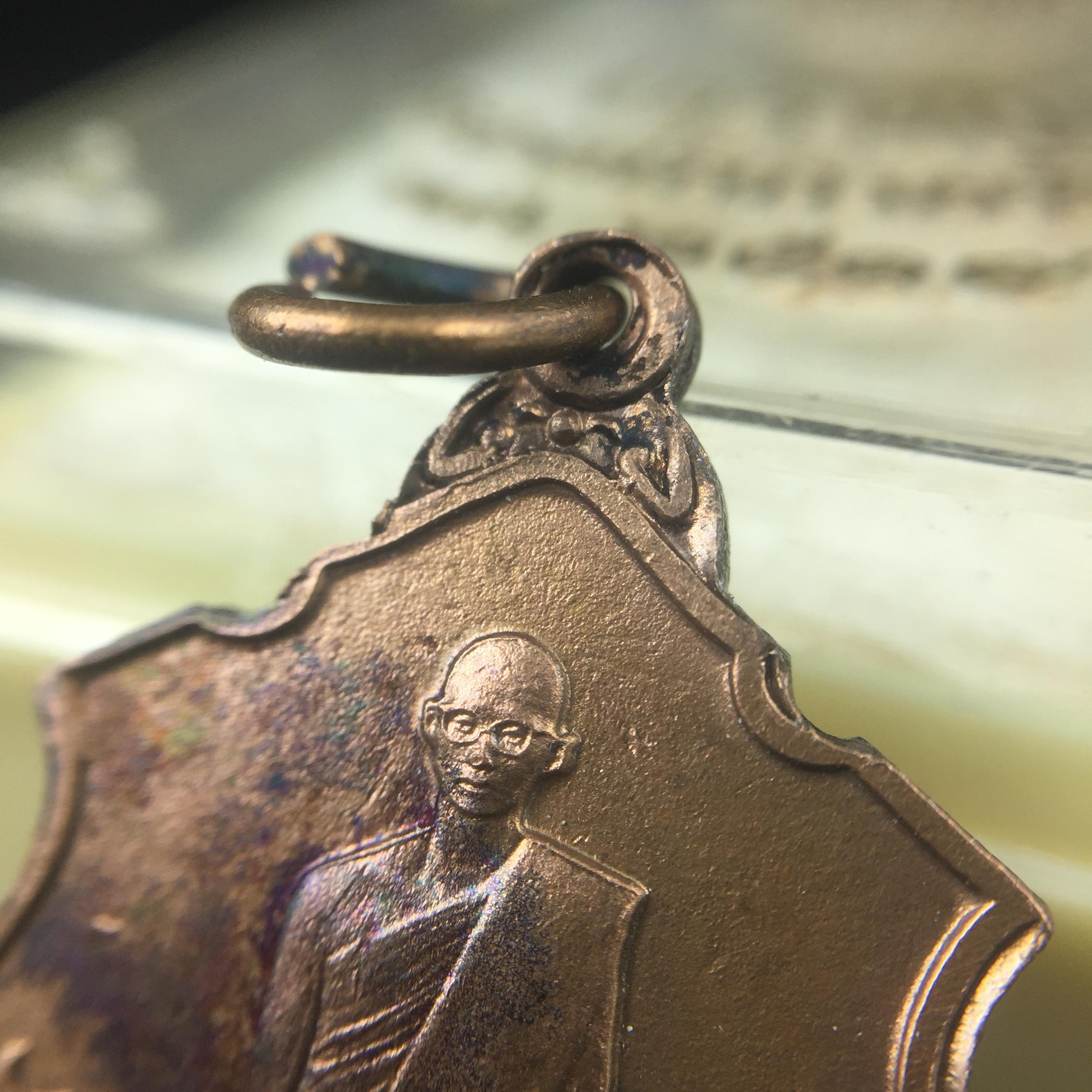 เหรียญในหลวงทรงผนวช-พระพุทธชินราช กองทัพภาคที่3จัดสร้าง ปี2517 เนื้อนวโลหะกล่องเดิม(สภาพคัดสวย)(หายาก)(ในหลวง ร.9 เสด็จในพิธี)(1ใน5000เหรียญ))