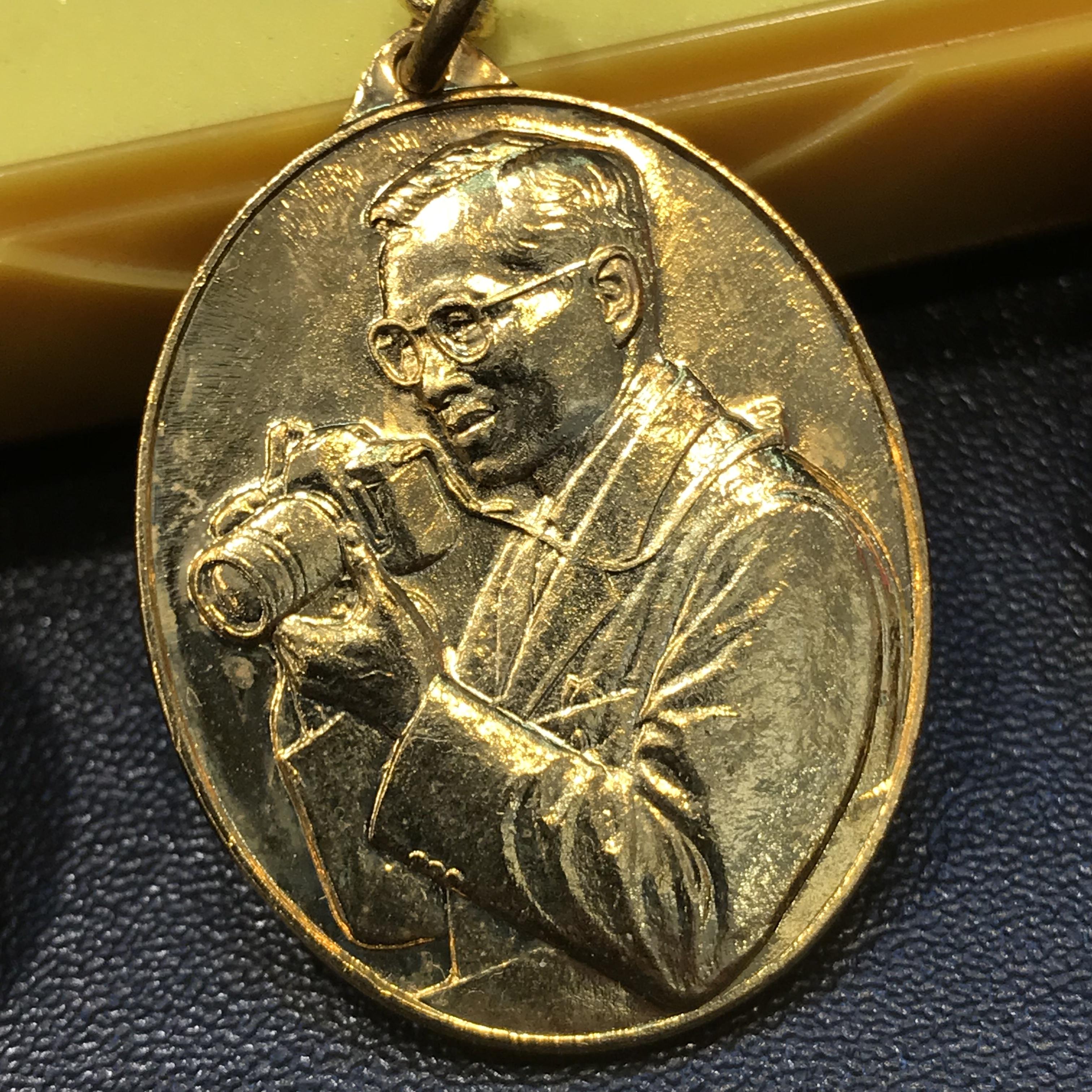 เหรียญในหลวงทรงกล้อง สำนักนายกรัฐมนตรีจัดสร้าง ครบชุด 3 เหรียญ พร้อมเข็มที่ระลึก พ.ศ.2542 กล่องเดิม