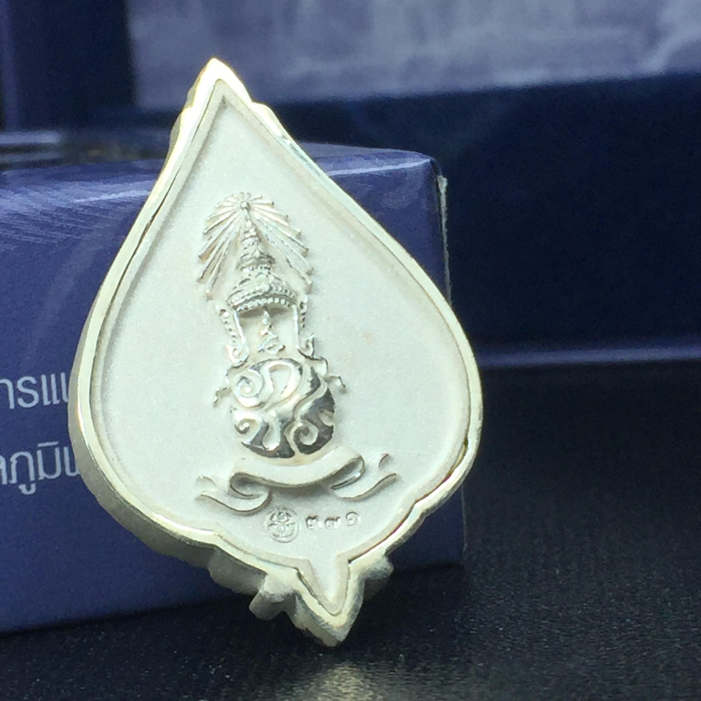 พระแก้วมรกต ภปร. ปี2547 จัดสร้างโดย รพ.ภูมิพลฯ เนื้อเงิน เหรียญทรงดอกบัว(1ใน3000องค์)