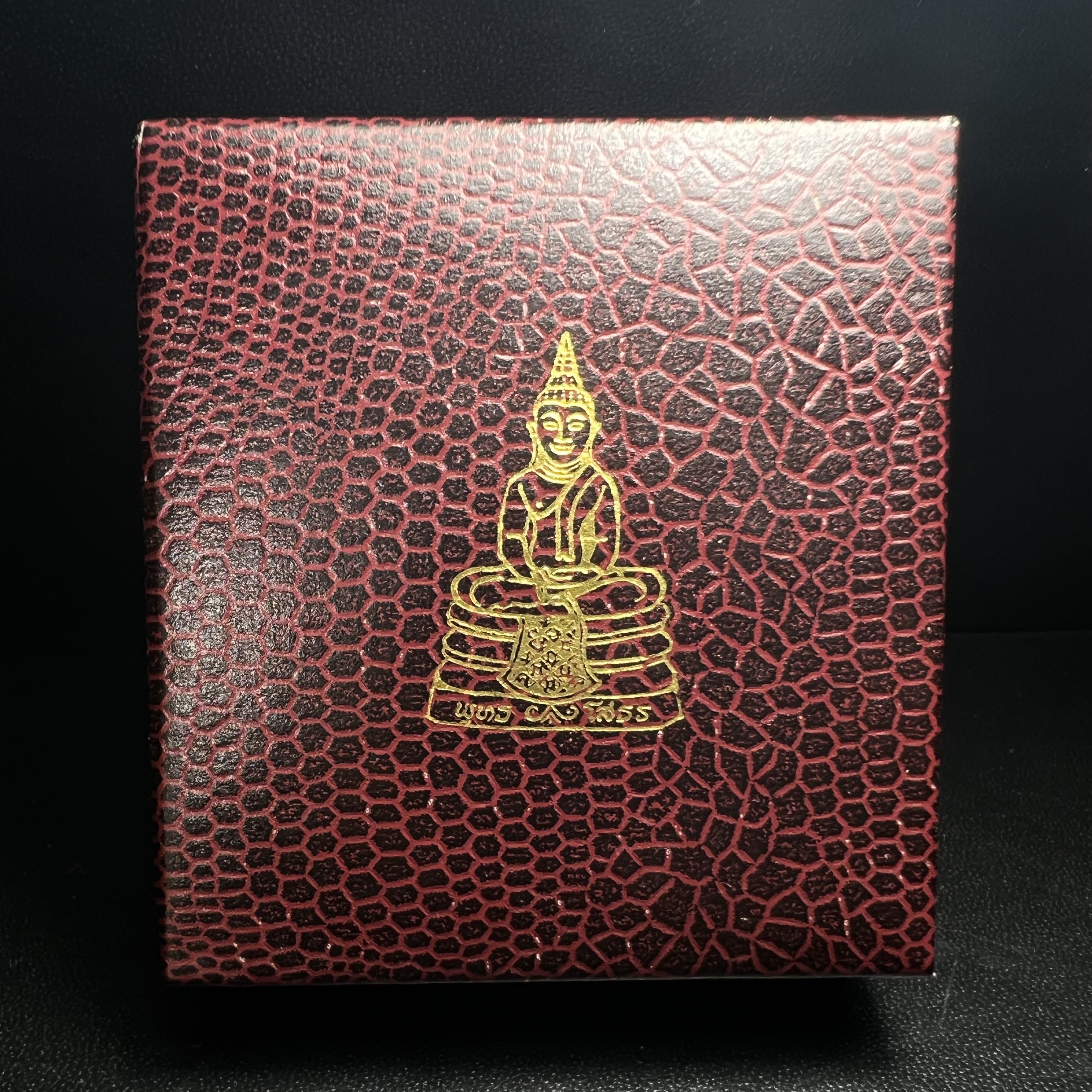 พระพุทธโสธร(หลวงพ่อโสธร) รุ่นสร้างอุโบสถ ปี2539 เนื้อเงินทรายนวลขัดเงาบางส่วน ลอยองค์พิมพ์ใหญ่ สภาพสวยกล่องบรรจุเดิมครบสมบูรณ์(งานแพรนด้า จิวเวลรี่)สวยงดงาม