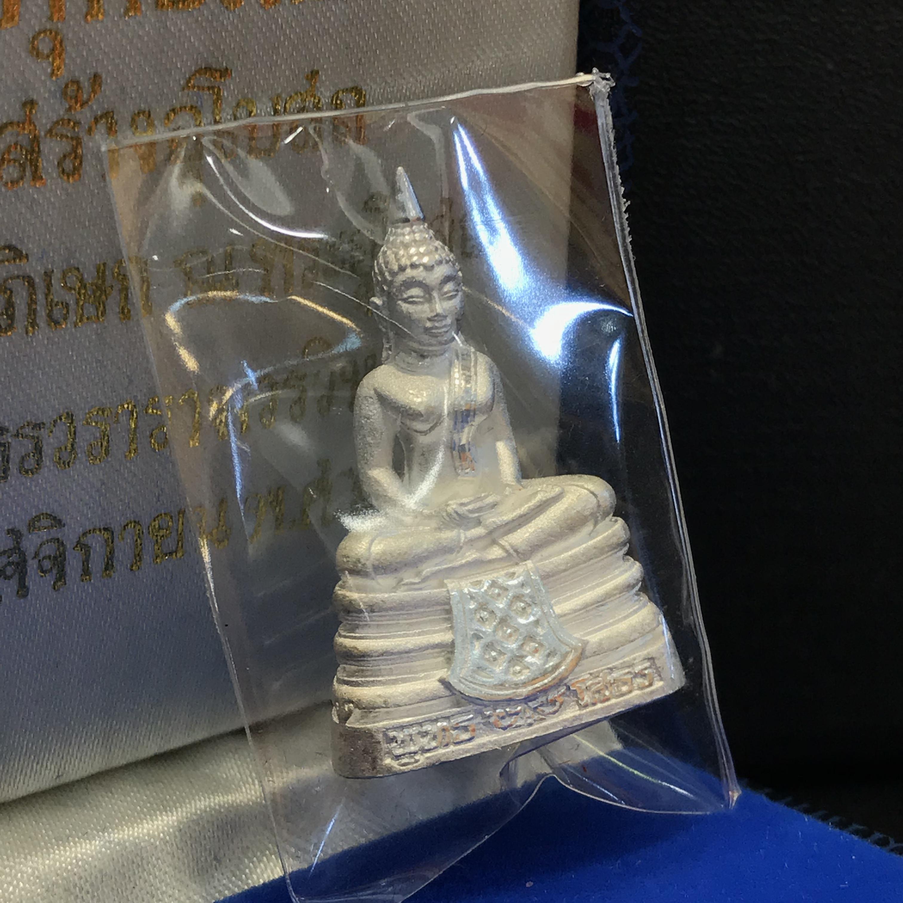 พระพุทธโสธร(หลวงพ่อโสธร) เนื้อเงินขัดเงาพ่นทราย รุ่นสร้างอุโบสถ งานแพรนด้าจิวเวลลี่ พร้อมกล่องเดิม พ.ศ.2539