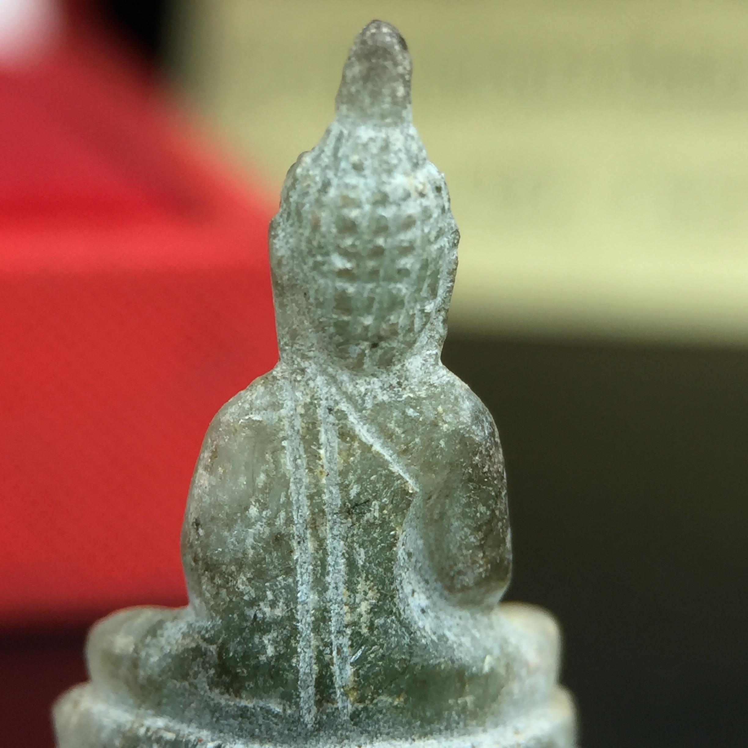 พระพุทธโสธร เนื้อหยก(รุ่นแรก) รุ่นประวัติศาสตร์ พุทธาภิเษก วันที่ 3 กันยายน พ.ศ.2543 ณ พระอุโบสถวัดโสธรวรารามวรวิหาร อ.เมือง จ.ฉะเชิงเทรา พิมพ์ลอยองค์ใต้ฐานมีโค๊ตแผ่นทองคำแท้กำกับทุกองค์พร้อมกล่องบรรจุและบัตรรับรองเดิมครบชุด (1 ใน 3999 องค์)นิยมหายาก