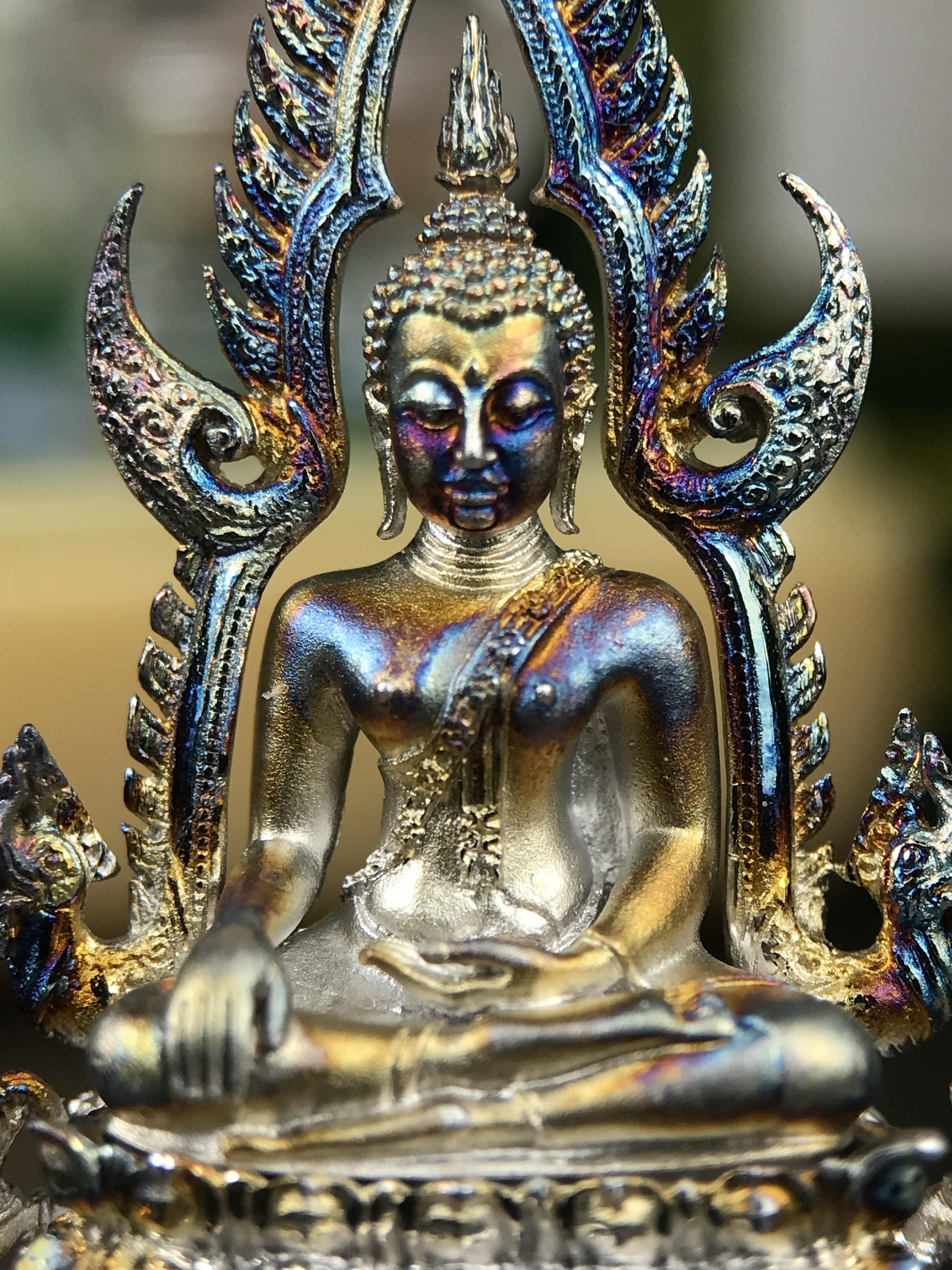 พระพุทธชินราช ภปร. 84 พรรษา ปี 2554 พิมพ์กลางขนาดหน้าตัก 1/2 นิ้ว(สูง 3.8 ซม.) เนื้อเงินชุบทองคำขาว(สภาพผิวเดิมสวย ขึ้นสีรุ้งธรรมชาติ แบบนิยม สวยมาก) (พระราชทานมวลสาร จิตรลดาและเส้นพระเจ้า(เส้นผม)รัชกาลที่9)พุทธศิลป์ทรงคุณค่าอีกหนึ่งรุ่นยอดนิยม