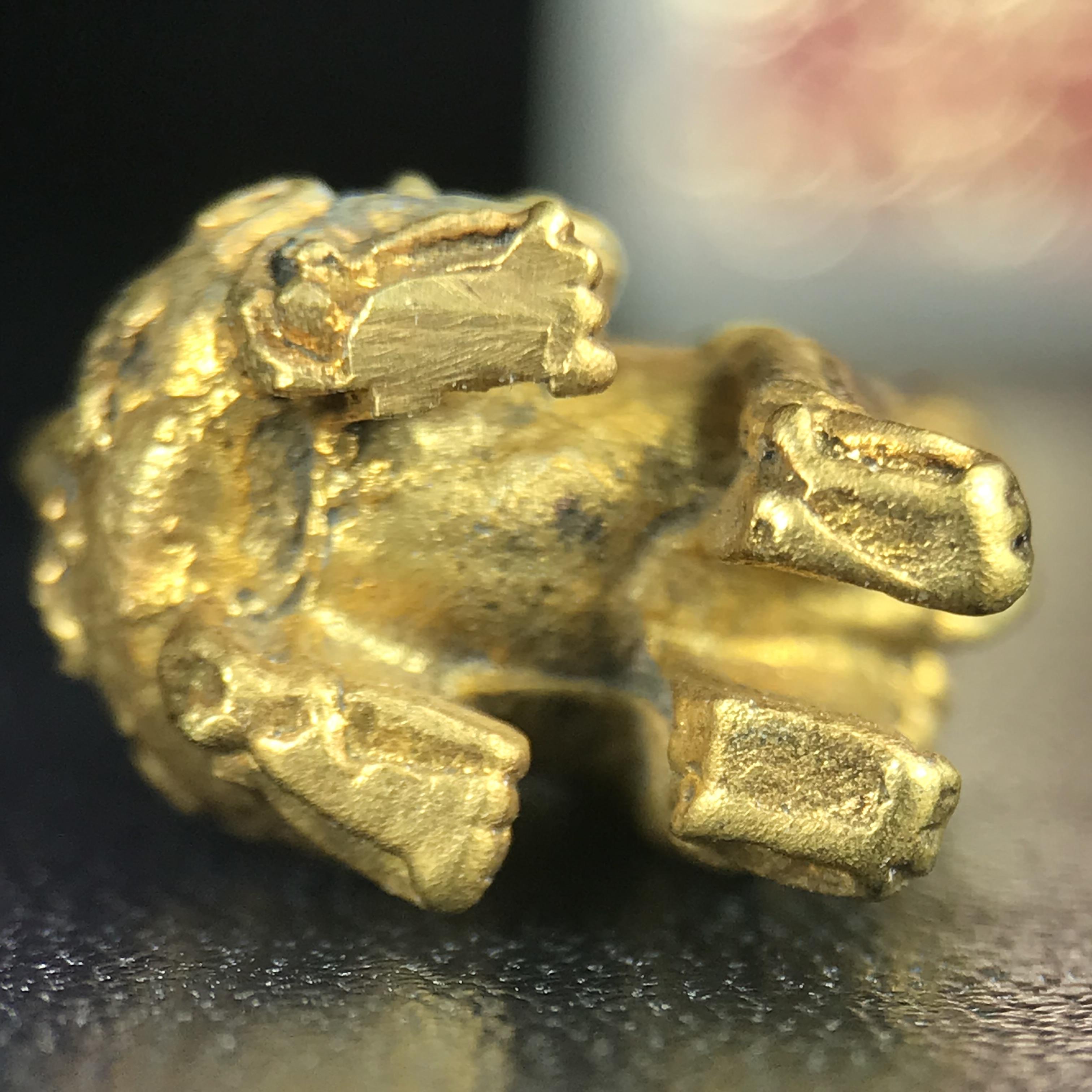 สิงห์เจ้าพ่อดำ วัดบุพพาราม จ.เชียงใหม่ ปี 2518 เนื้อกะไหล่ทอง(ตอก 2 โค๊ต)หายาก(สภาพผิวเดิมสวยเดิมกล่องครบ) สิงห์รุ่นนี้มีพิธีดีมีเกจิอาจารย์ที่ร่วมปลุกเสกมากมาย****เครื่องราง ที่พระบาทสมเด็จพระเจ้าอยุ่รัชกาลที่ ๙ ทรงเสด็จฯประกอบพิธีด้วยพระองค์เอง