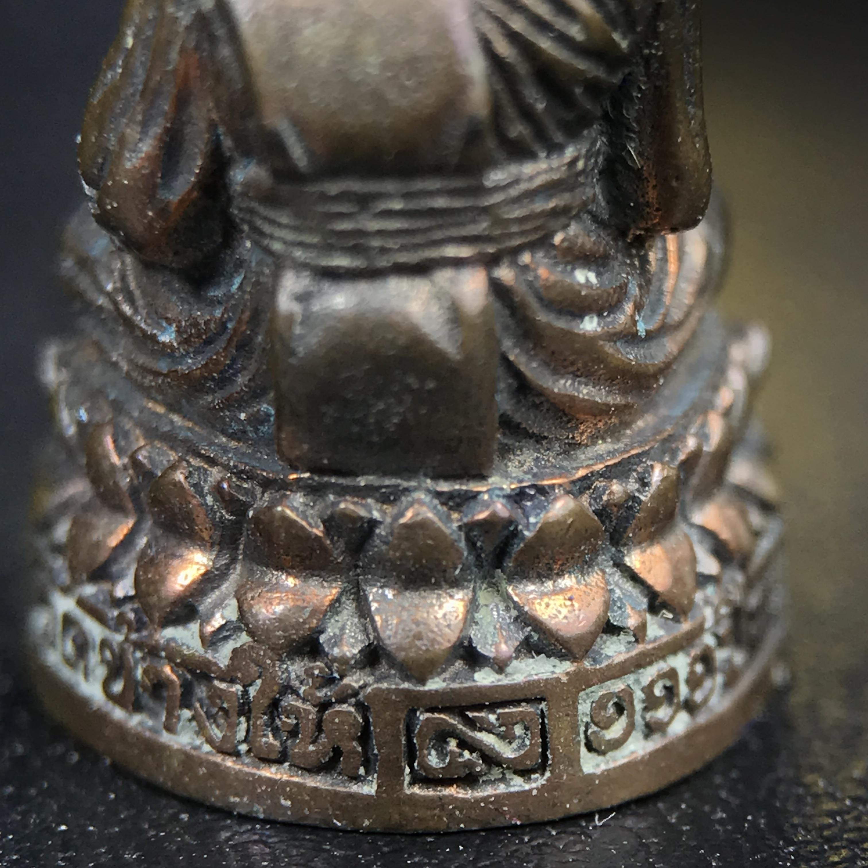 รูปเหมือนหล่อลอยองค์หลวงปู่ทวด รุ่น 111ปี กระทรวงกลาโหม เนื้อนวโลหะรมดำ-ปัดเงา ปี2540 พิธีใหญ่ เข้มขลัง นิยม พร้อมกล่องบรรจุเดิม(คัดสภาพสวยผิวเทพๆผิวรุ้งๆ)ทั้งพิธีทั้งพุทธศิลป์ทรงคุณค่าอีกหนึ่งรุ่นยอดนิยม