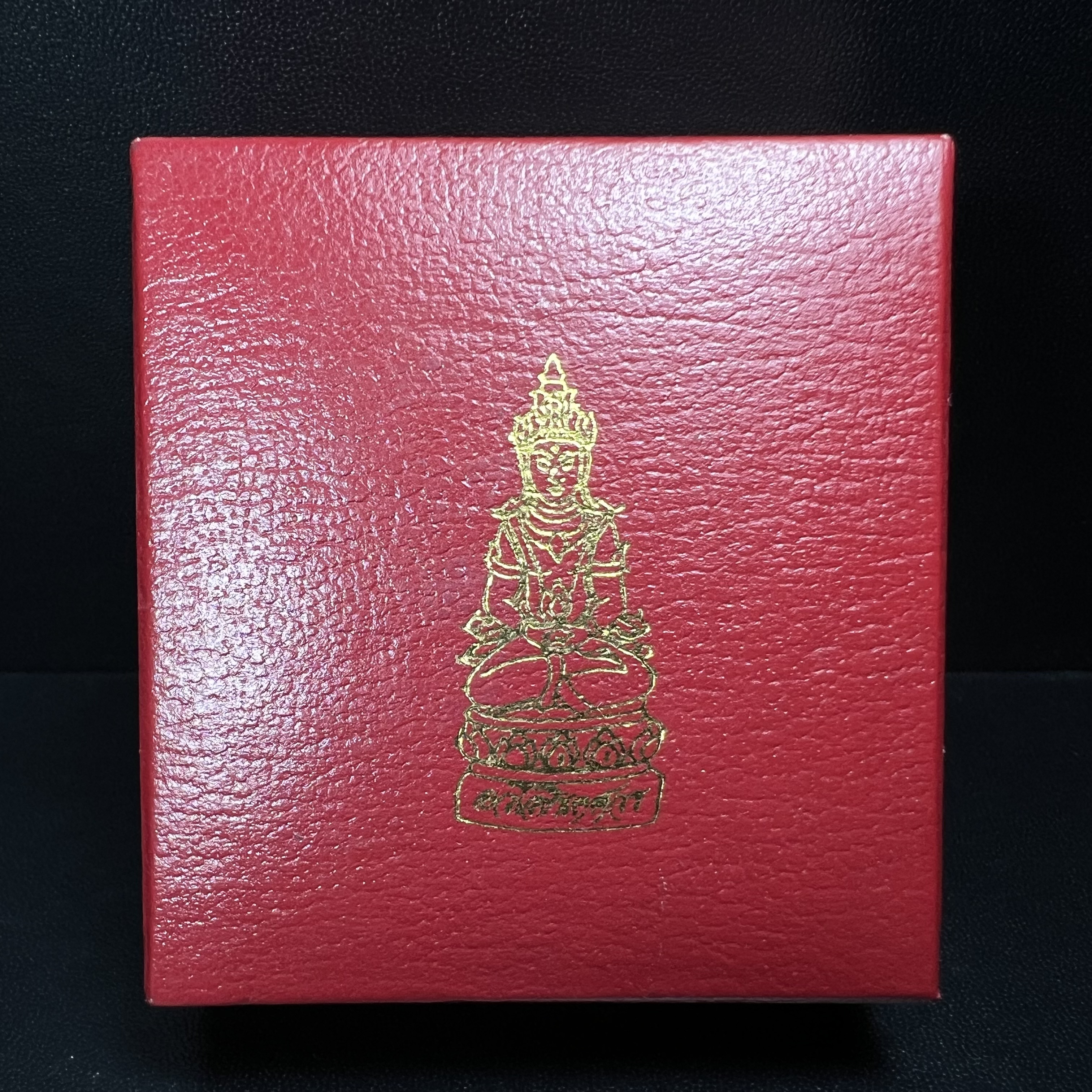 พระกริ่งอวโลกิเตศวร ( เจ้าแม่กวนอิม ) วัดโพธิ์แมนคุณาราม เนื้อเงิน 3 กษัตริย์ พ่นทราย รุ่นอุดมโภคทรัพย์ พ.ศ.2539(ผิวสวยเดิมพร้อมกล่องบรรจุการ์ดใบรับรองเดิมครบ) (อีกหนึ่งรุ่นยอดนิยม พุทธศิลป์สวยงดงาม)