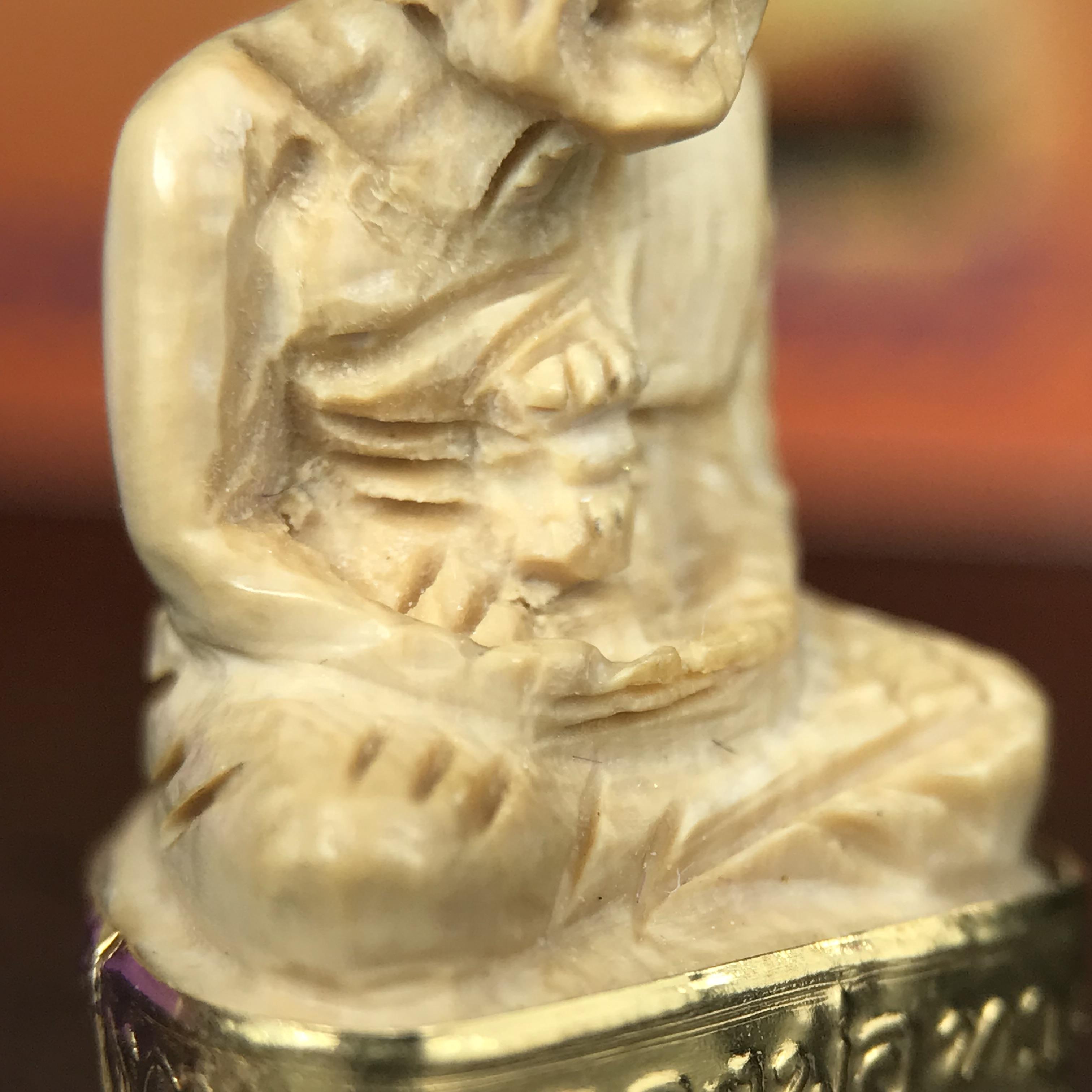 สมเด็จหลวงพ่อทวด รุ่นคชสารหมื่นปี (ศิลปาชีพ) วัดช้างให้ ปี 2541โดยมีท่าน อ.นอง วัดทรายขาว เป็นเจ้าพิธี และมีเกจิร่วมปลุกเสก 108 รูป บรรจุผงว่านเก่าและดินกากยายักษ์(พิมพ์ลอยองค์ฐานทองคำโค๊ตทองคำ)พร้อมกล่องบรรจุและใบรับรองเดิมครบ นิยมหายาก