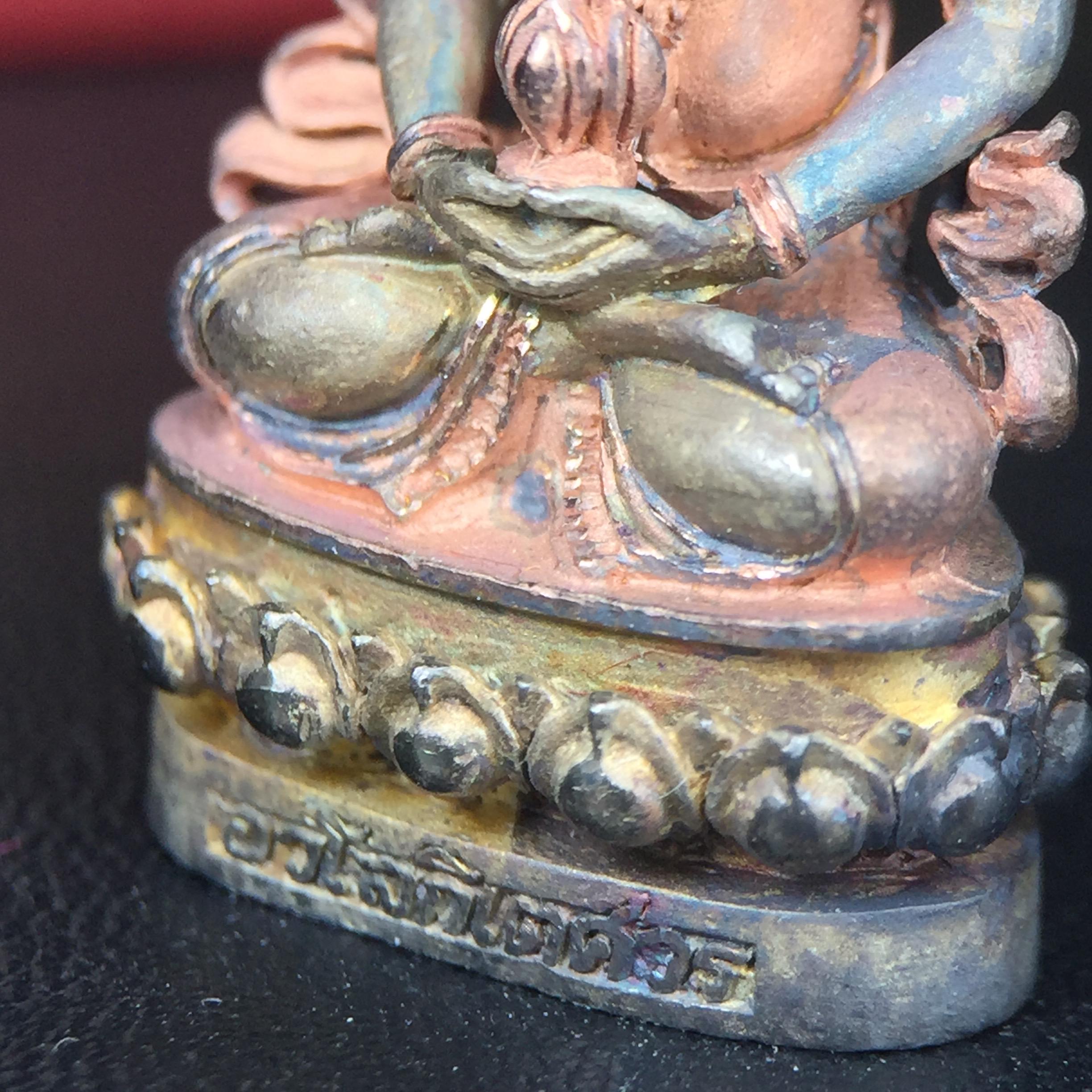 พระกริ่งอวโลกิเตศวร ( เจ้าแม่กวนอิม ) วัดโพธิ์แมนคุณาราม รุ่นอุดมโภคทรัพย์ พ.ศ.2539 เนื้อเงิน 3 กษัตริย์ พ่นทราย(ผิวเดิม ขึ้นสีรุ้งธรรมชาติ แบบนิยม เสน่ห์ของพระเนื้อเงิน) (พร้อมกล่องบรรจุการ์ดใบรับรองเดิมครบ) (อีกหนึ่งรุ่นยอดนิยม พุทธศิลป์สวยงดงาม)