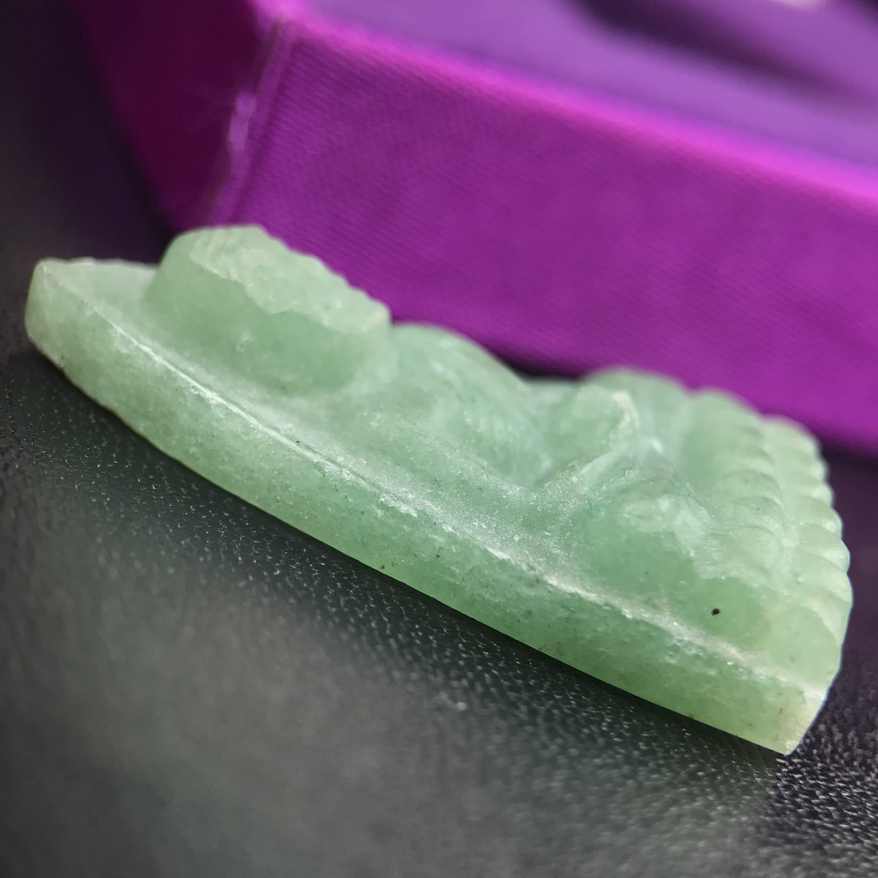 หลวงปู่ทวดหยก วัดพะโคะ จ.สงขลา ปี 2543 เนื้อหยก พิมพ์ใหญ่ ขนาด 3.5 x 2.2 ซม. ด้านหลังแผ่นโค๊ตทองคำ สร้างโดยสมาคมชาวเพชรบุรี “สมเด็จเจ้าพะโคะหลวงปู่ทวดเหยียบน้ำทะเลจืด” ครั้งแรกแห่งประวัติศาสตร์(สวยงามเป็นของล้ำค่าหายากมาก)สภาพสวยสมบูรณ์