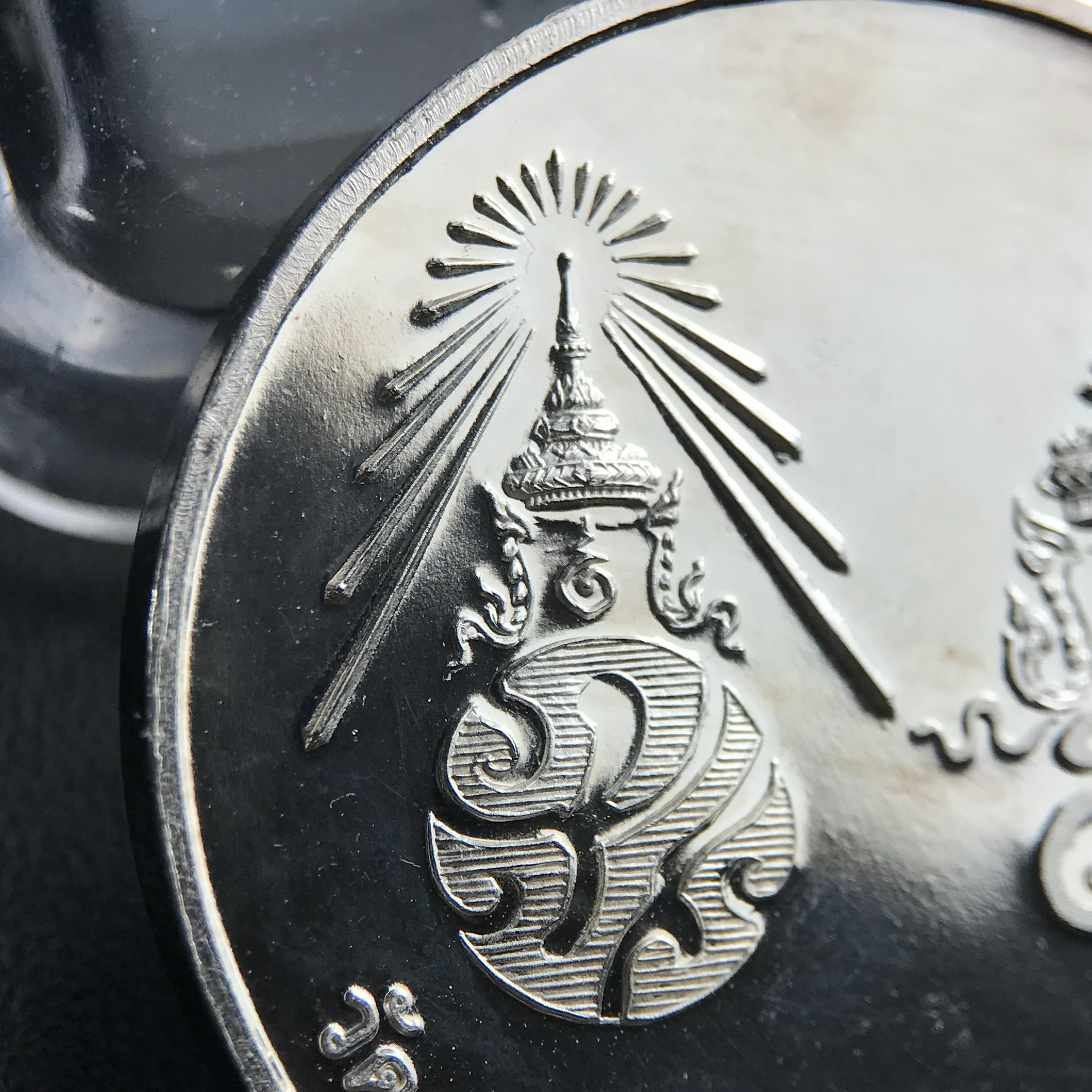 เหรียญรูปเหมือนพระราชสังวราภิมณฑ์(หลวงปู่โต๊ะ)ที่ระลึก ครบ 108 ปี วัดประดู่ฉิมพลี ปี 2538 ด้านหลังพระราชทานพระนามาภิไธยย่อ ภปร. และ สก. เนื้อเงินขัดเงา เหรียญกลมใหญ่ขนาด 3.5 ซม.สภาพสวยเดิมกล่องบรรจุเดิมครบสมบูรณ์และหายาก