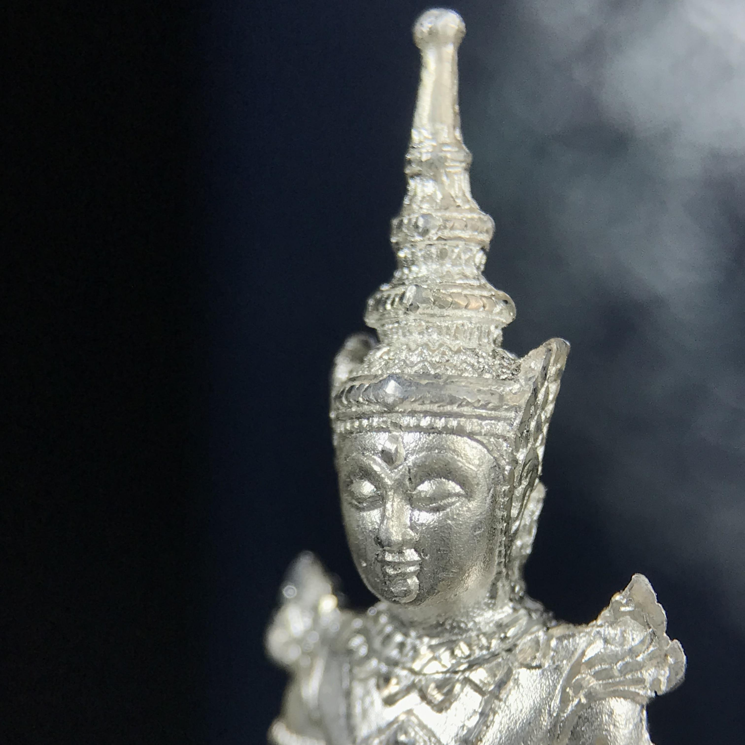 พระแก้วมรกต กรมสรรพสามิตจัดสร้างขึ้นเนื่องในโอกาสครบรอบ 64 ปีของกรมสรรพสามิต และเนื่องในวโรกาสที่พระบาทสมเด็จพระเจ้าอยู่หัวรัชกาลที่ 9 ทรงครองราชย์ครบ50ปีเมื่อ พ.ศ.2539 เนื้อเงินทรายนวลขัดเงา พร้อมกล่องบรรจุเดิมสวยครบสมบูรณ์