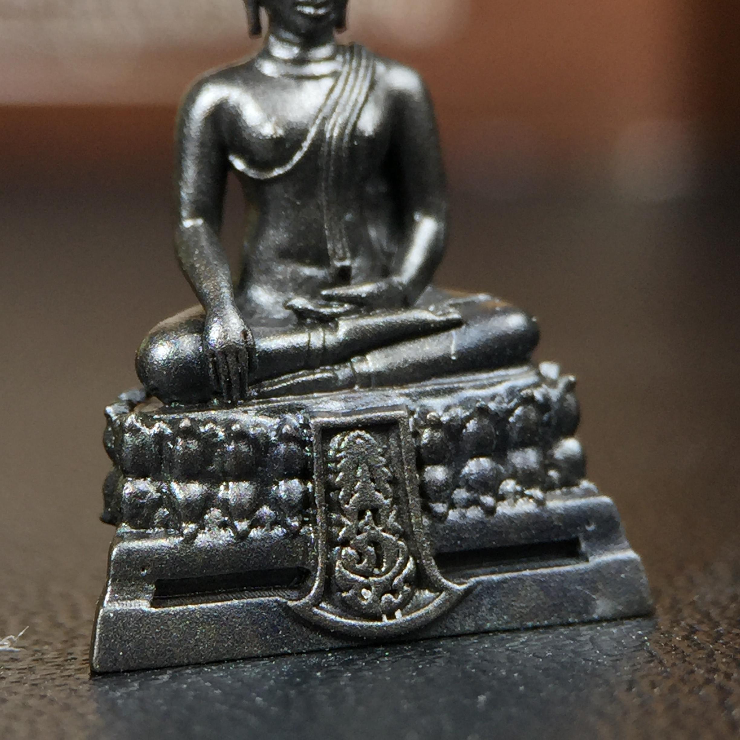 พระพุทธรูปคุ้มเกล้า ภปร. มหามงคล 80พรรษา “รุ่นเย็นศิระเพราะพระบริบาล 80พรรษา มหากษัตริย์คู่แผ่นดินสยาม” เนื้อนวโลหะรมดำ พิมพ์เล็ก ขนาด 10*21 มม.(โลหะชนวนพระ ภ.ป.ร.2508 และผงตะไบพระกริ่งปวเรศ 2530 มาร่วมในการจัดสร้างด้วย)