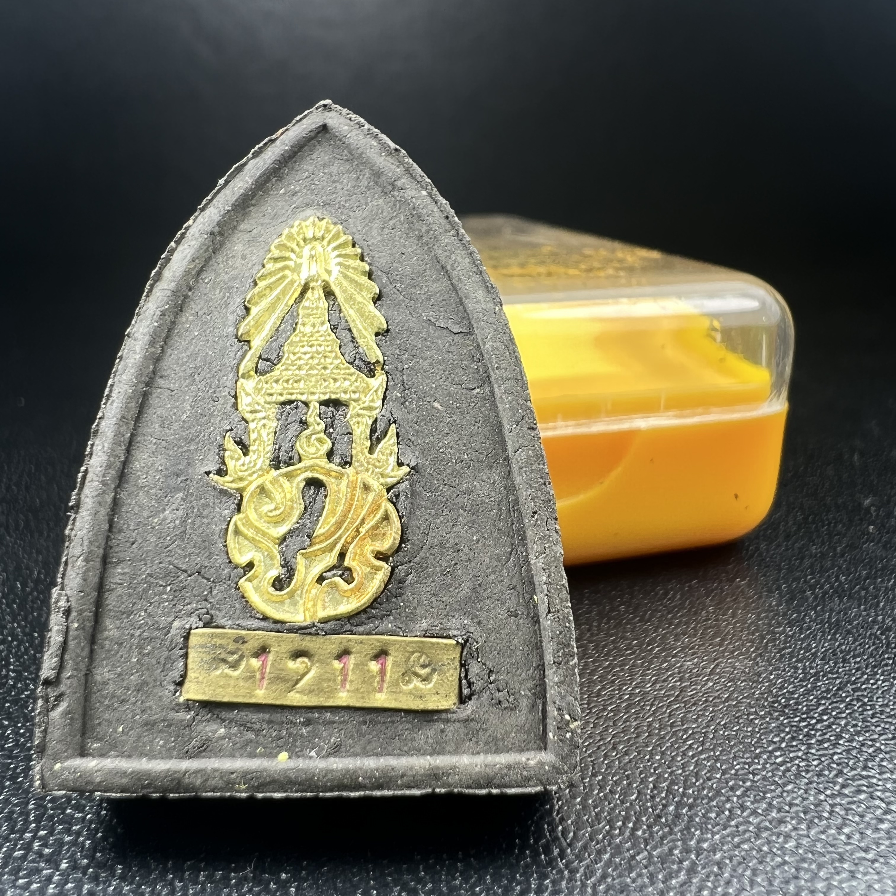 พระหลวงปู่ทวด ภปร.ปี2547 เนื้อว่าน ทรงกลีบบัว (พิมพ์เตารีด)(ชนวนเก่า)ด้านหลังมี ภ.ป.ร. เป็นโลหะผสม สูง 3.3 ซม. พร้อมกล่องบรรจุเดิม พิธีใหญ่ มวลสารดี ปลุกเสกวัดพระแก้ว