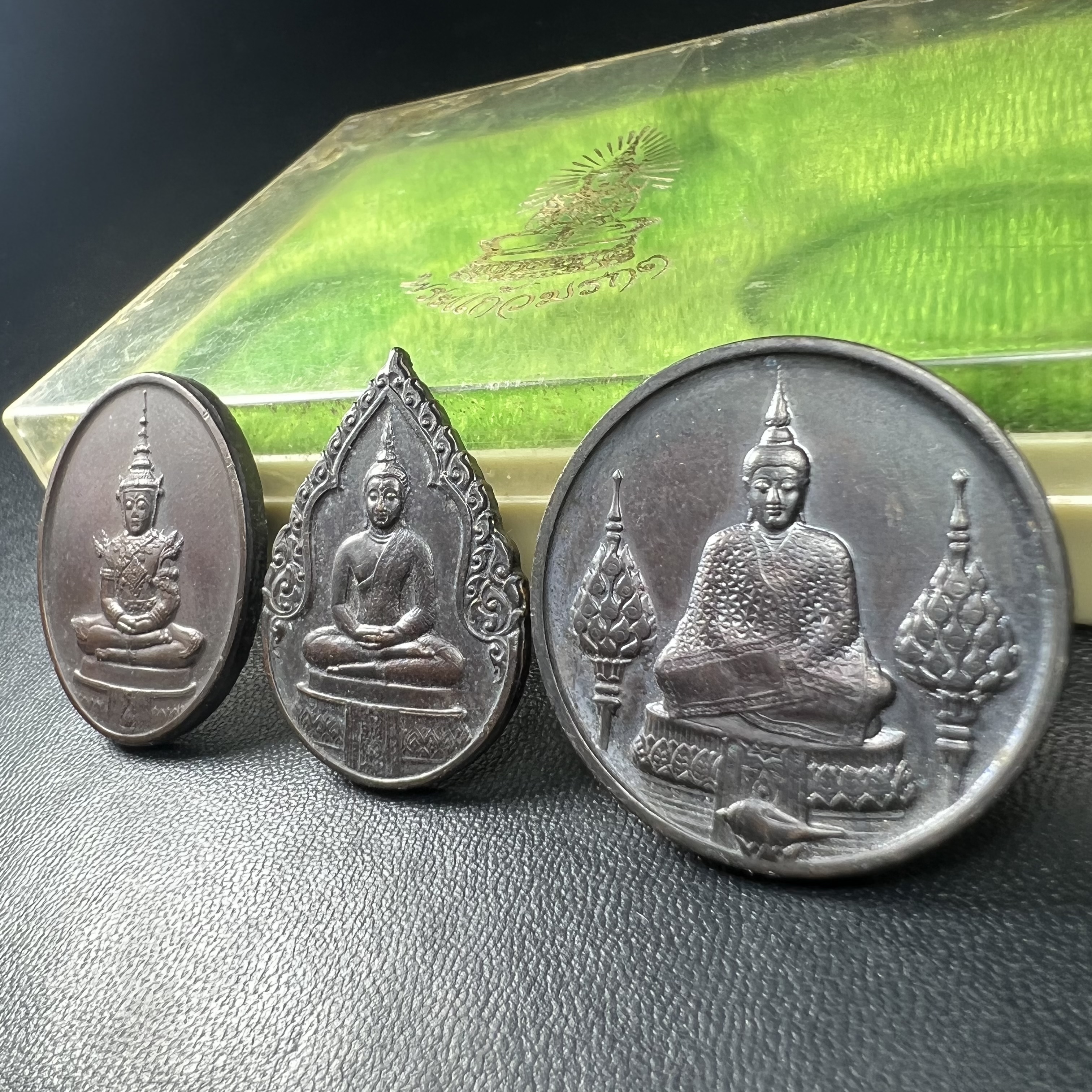 เหรียญพระแก้วมรกตหลัง ภปร. ฉลองกรุงรัตนโกสินทร์ครบ 200 ปี พ.ศ.2525 เนื้อทองแดงกล่องบรรจุเดิมครบ3พิมพ์(บล็อกพระราชศรัธา)(ในหลวงรัชกาลที่9 เสด็จในพิธี)