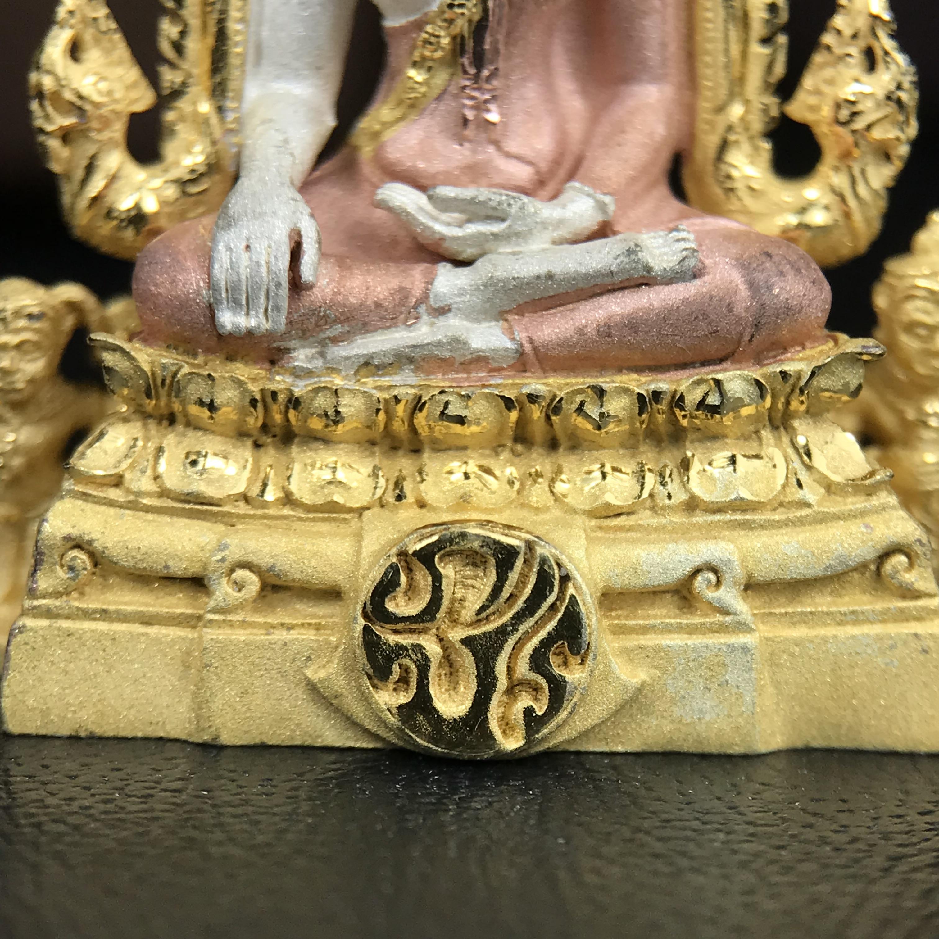 พระพุทธชินราช ภปร. โครงการ "เพราะแผ่นดินนี้ คือ แผ่นดินเกิด" ปี 2548(รุ่นแรก) ลอยองค์เนื้อเงินสามกษัตริย์ หน้าตัก 1/2 นิ้ว (ขนาด 3.5 x 2.5 ซม.) พุทธศิลป์งดงามทรงคุณค่า รุ่นยอดนิยม