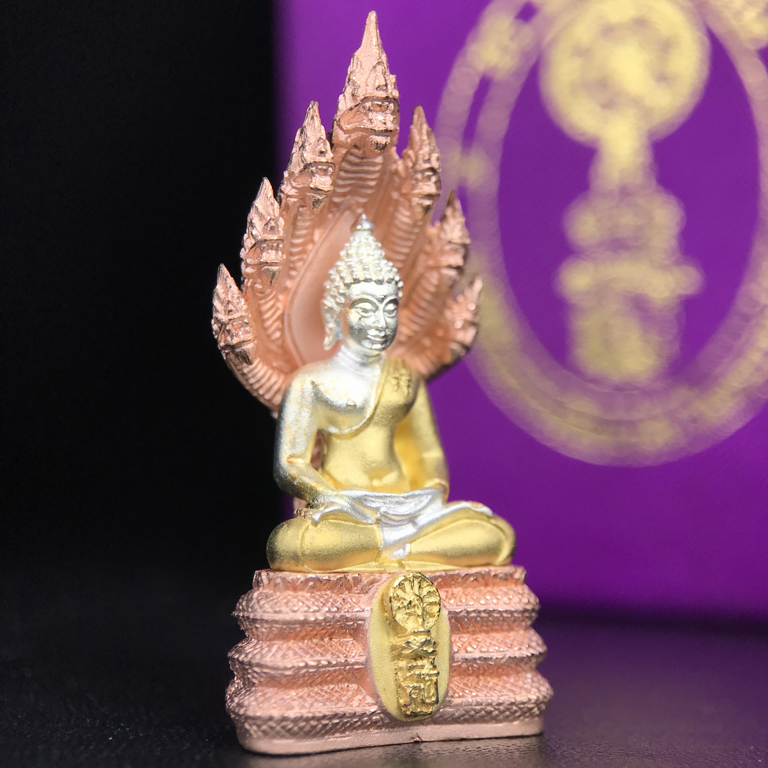 พระนาคปรก สธ. รุ่นสร้างพระอุโบสถเฉลิมพระเกียรติ 4 รอบ 84 พรรษา สมเด็จพระเทพรัตนราชสุดาฯ วัดบวรนิเวศวิหาร ปี 2543 พิมพ์ใหญ่ เนื้อเงินบริสุทธิ์ ชุบสามกษัตริย์แบบพ่นทรายขัดเงาบางส่วน(สภาพ สวย )พิธีใหญ่ พุทธศิลป์งดงาม หายาก (1 ใน 1999 องค์)