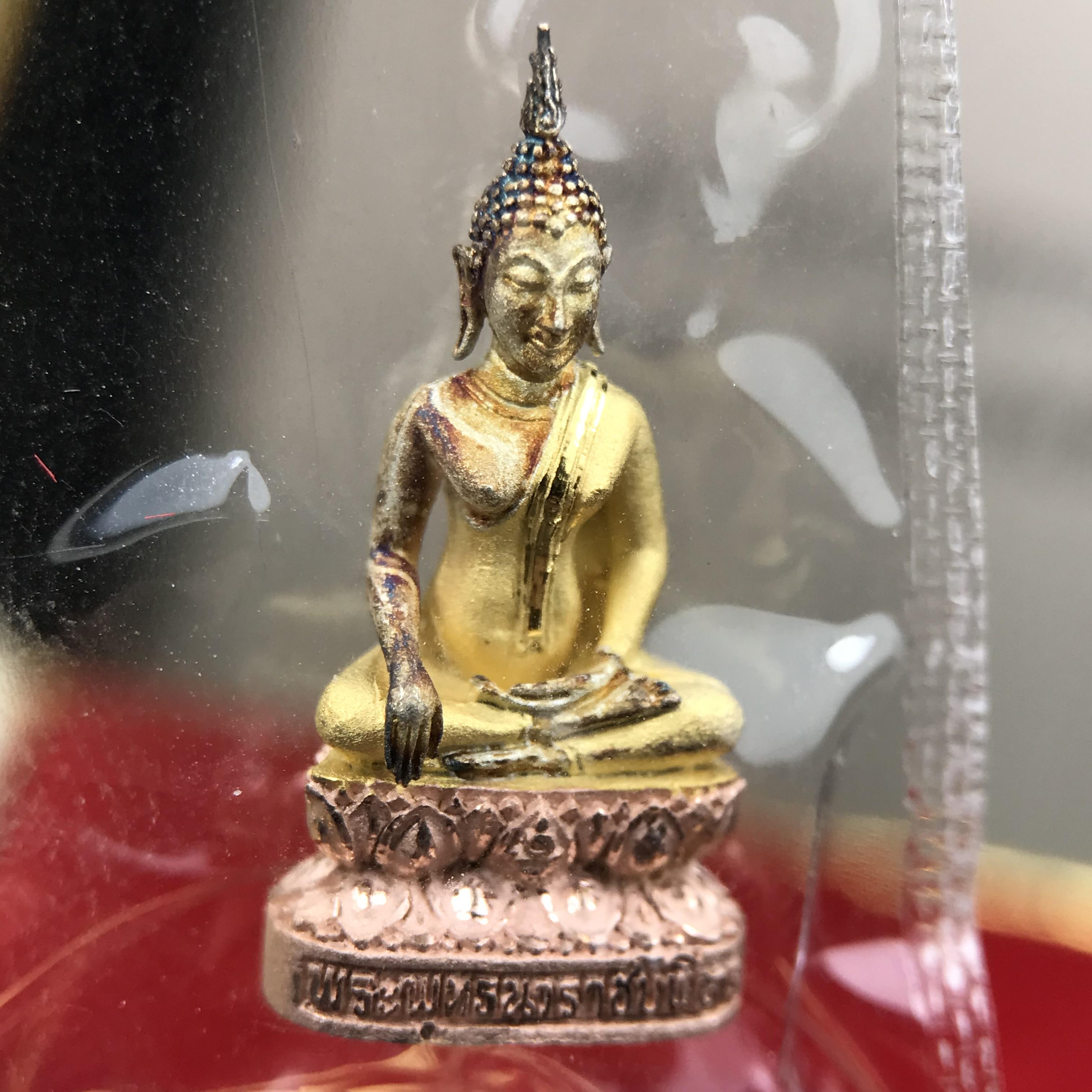 พระชัยวัฒน์พระพุทธนวราชบพิตร ครองสิริราชสมบัติครบ 50 ปี พ.ศ.2540 ขนาดสูง 1.9 ซม. เนื้อเงินสามกษัตริย์(ผิวเดิม)(ซีนซองเดิม) พร้อมกล่องบรรจุเดิมครบสมบูรณ์ 1ใน 9500 องค์(พุทธนวราชบพิตร นิมิตรหมายแห่งความสามัคคี ด้วยไมตรีแห่งองค์พระภูมิพล)