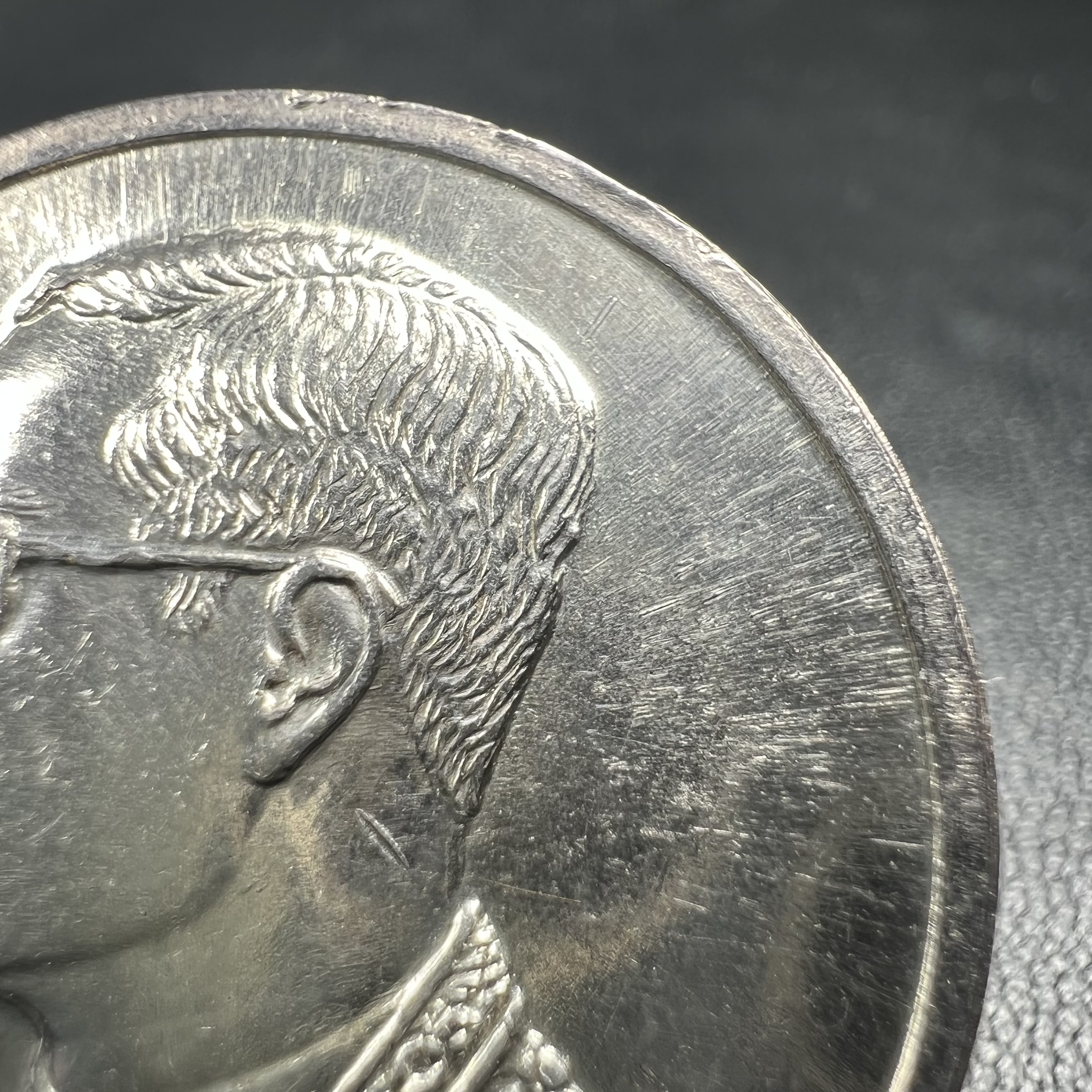 เหรียญพระบรมรูปคุ้มเกล้า รพ.ภูมิพล ปี2522 เนื้อเงิน พิมพ์ใหญ่ คัดสภาพสวยพร้อมซองบรรจุเดิม(ในหลวงรัชกาลที่9 ทรงจุดไฟพระฤกษ์และเททอง พิธีใหญ่)ยอดนิยม