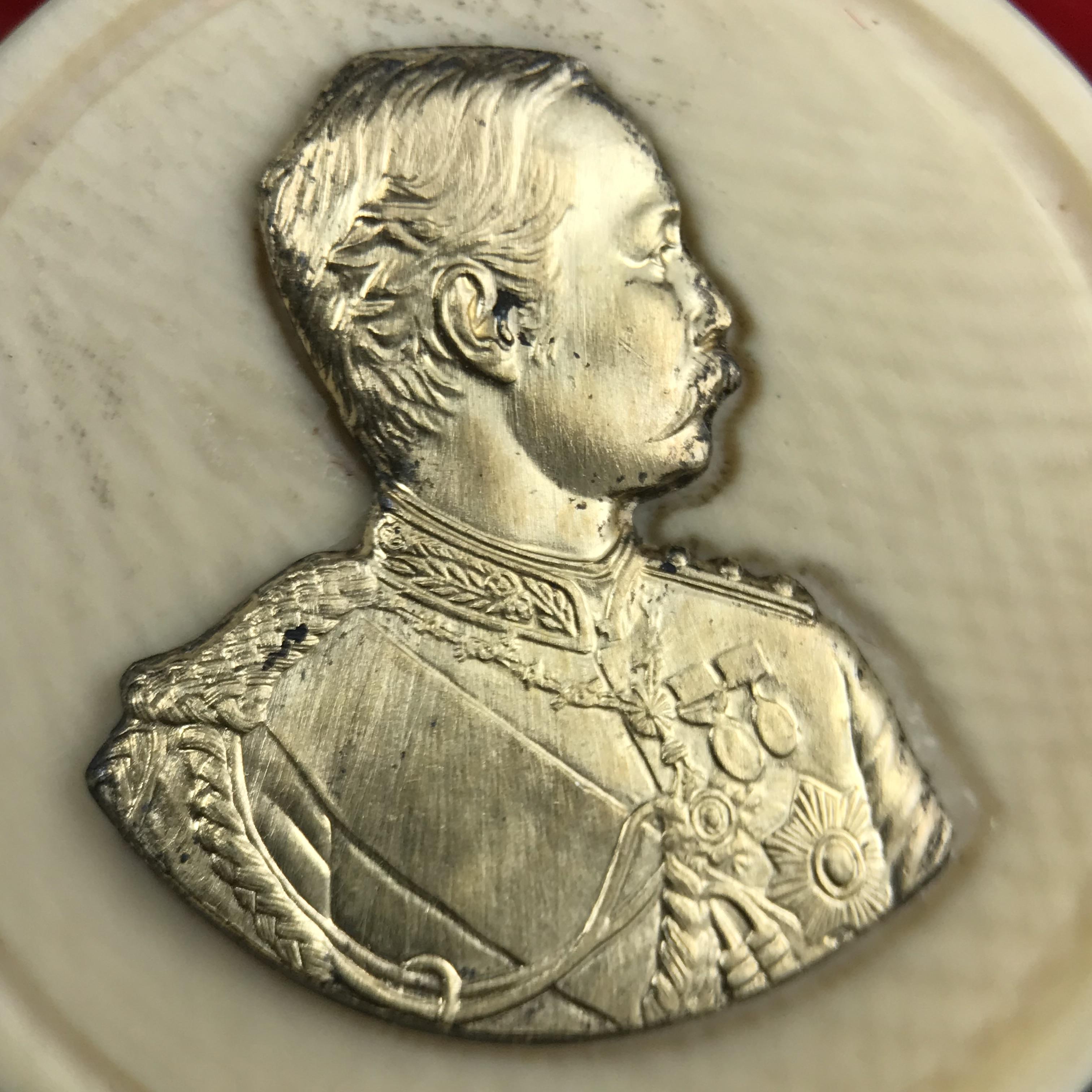 เหรียญรัชกาลที่ 5 คชสารหมื่นปี หลวงพ่ออุตตมะ วัดวังก์วิเวการาม ปี 2540 พิมพ์ใหญ่ขนาด 3.0 ซม. หน้ากากทองคำบริสุทธิ์ 99.99% (ผิวสวยเดิม)พร้อมกล่องบรรจุเดิมครบ(ควรคู่ผู้รู้คุณค่า ด้วยวัตถุมงคล เสริมบุญญาบารมี)