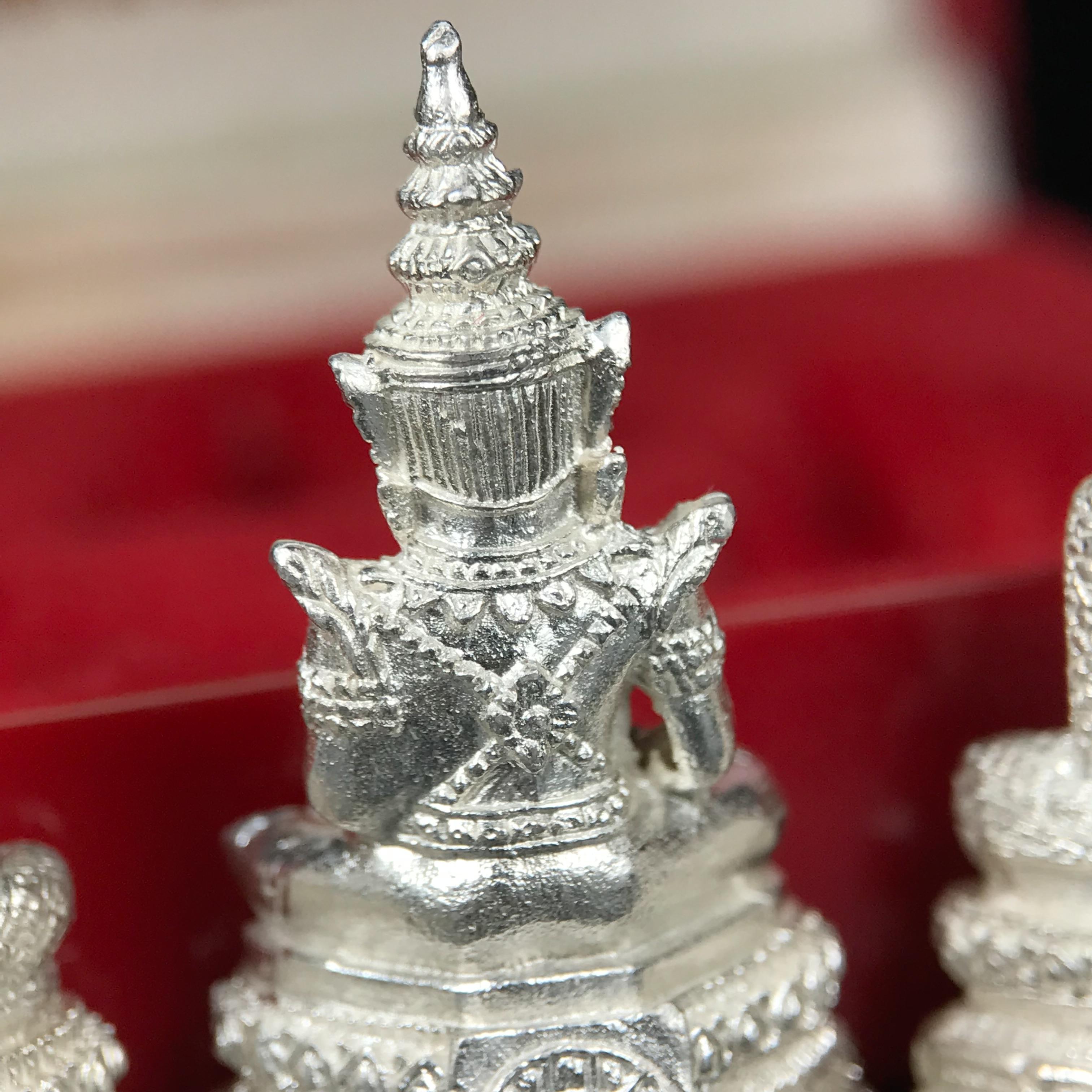 พระแก้วมรกต รุ่นเทิดพระเกียรติ พิธีมหาพุทธาภิเษก ณ.วัดพระศรีรัตนศาสดาราม(วัดพระแก้ว) วันเสาร์ที่ 26 เม .ย. 2540 (พิธีใหญ่เสาร์ห้า) ชุด 3 ฤดู (1 ชุด 3 องค์)เนื้อเงินครบชุดพร้อมกล่องบรรจุเดิม***เนื้อเงินหายากพบเจอน้อย***(หลวงพ่อ รวย เพิ่ม พูน ร่วมเสก)