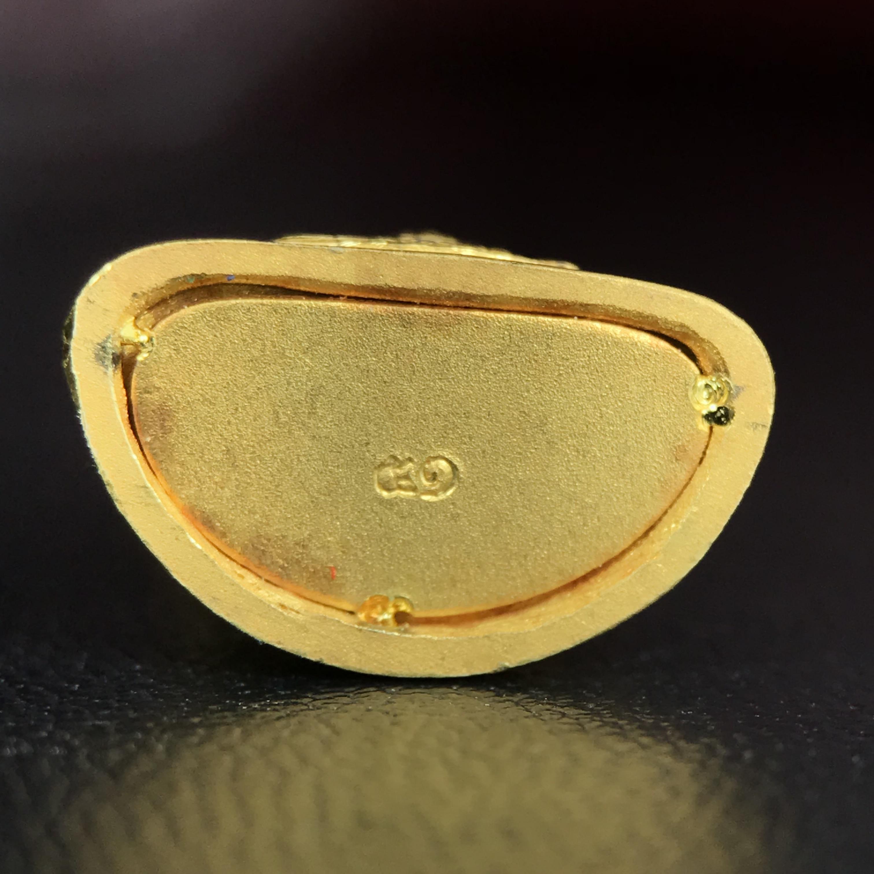 พระแก้วมรกต ภปร.(รุ่นแรก) ปี2545 จัดสร้างในมหาวโรกาส พระบาทสมเด็จพระเจ้าอยู่หัวรัชกาลที่ 9 ครบรอบ 75 พรรษา และฉลองกรุงรัตนโกสินทร์ครบ 220 ปี พิมพ์ลอยองค์เล็ก เนื้อทองคำบริสุทธิ์ 96.5%(6.5กรัม) ขนาด 10*19 มม. พร้อมกล่องเดิมสวยครบสมบูรณ์(1ใน2000องค์)หายาก