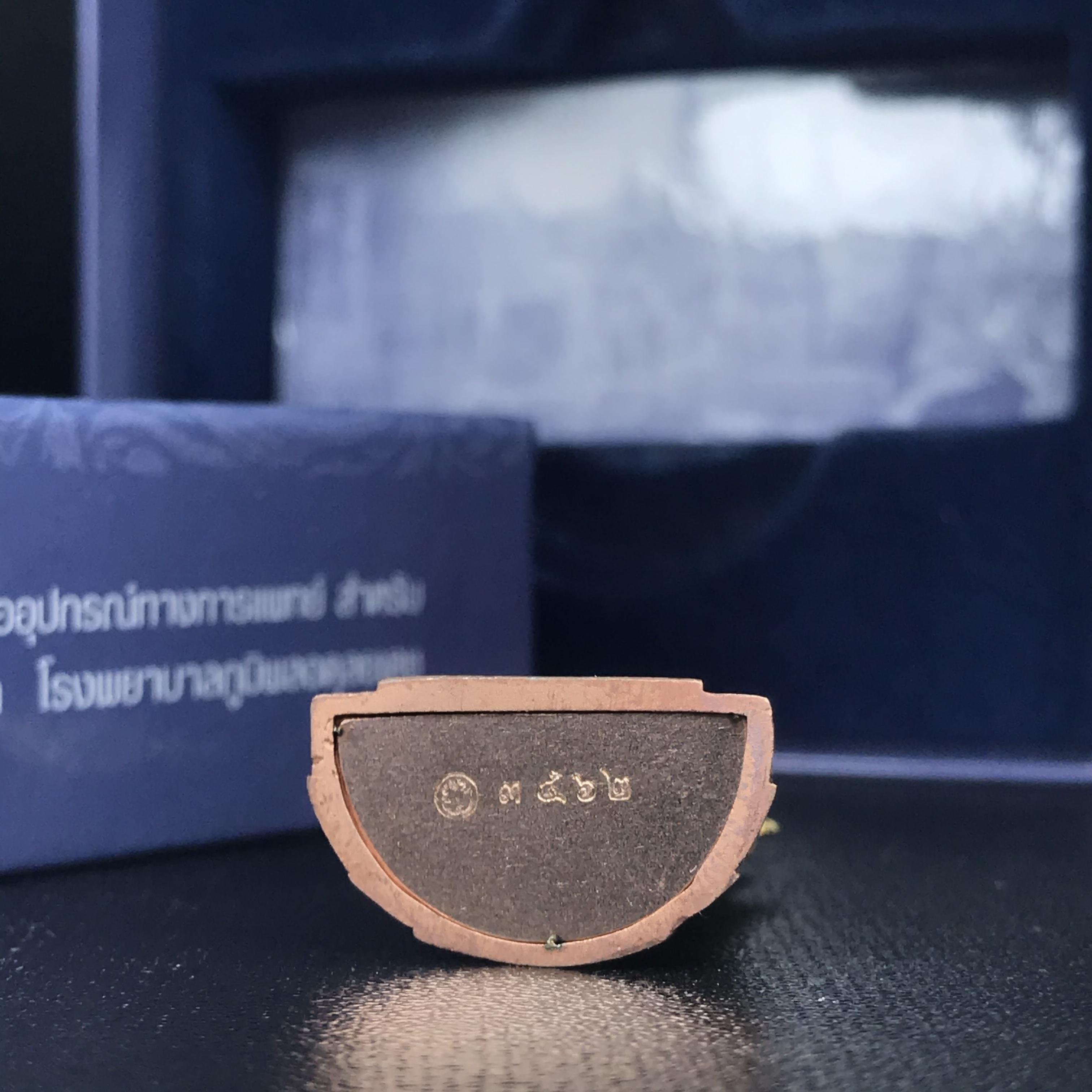 พระแก้วมรกต ภปร. ปี2547 จัดสร้างโดย รพ.ภูมิพลฯ เนื้อเงิน (3 กษัตริย์)ลอยองค์ หน้าตัก 1/2 นิ้ว (สภาพผิวเดิม ขึ้นสีรุ้งธรรมชาติ แบบนิยม) (1ใน3000องค์)