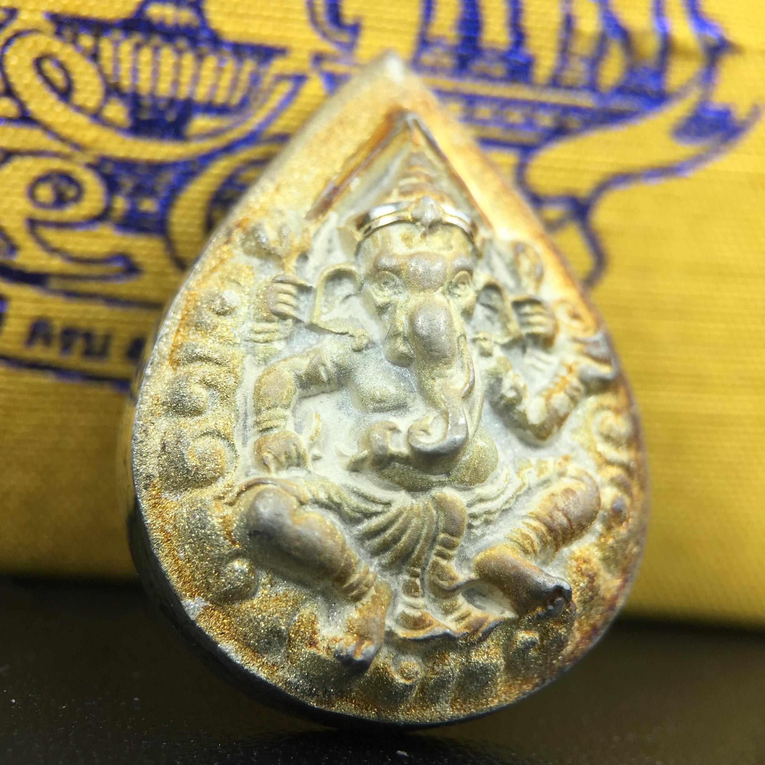 เหรียญพระพิฆเนศวร ญสส. ชุดกาญจนาภิเษกครองราชย์ 50 ปี พุทธศักราช 2538 พิมพ์ใหญ่(2.9 ซม.) เนื้อเงินผิวเดิมขึ้นสีรุ้งงดงามธรรมชาติสร้างสรรค์ สภาพสวยเดิมพร้อมกล่องบรรจุเดิม ตอกโค๊ดหมายเลขกำกับ(1ใน 5539องค์)