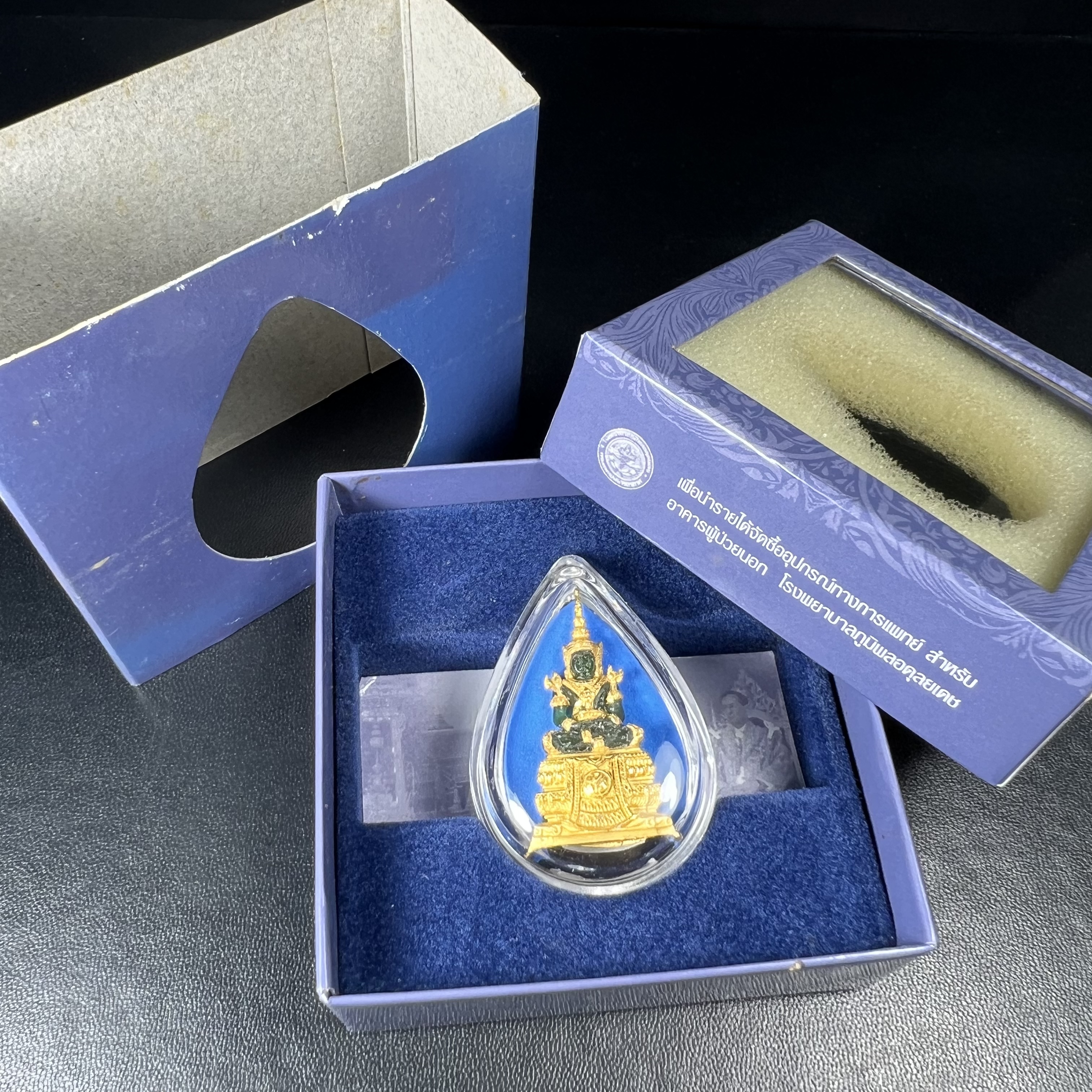 พระแก้วมรกต ภปร. จัดสร้างโดย รพ.ภูมิพลฯ ปี2547 ลอยองค์ขนาดหน้าตัก 1/2 นิ้ว เนื้อเรซิ่นหุ้มทองคำ99.99 งดงามทรงคุณค่าอีกหนึ่งรุ่นยอดนิยม หายาก