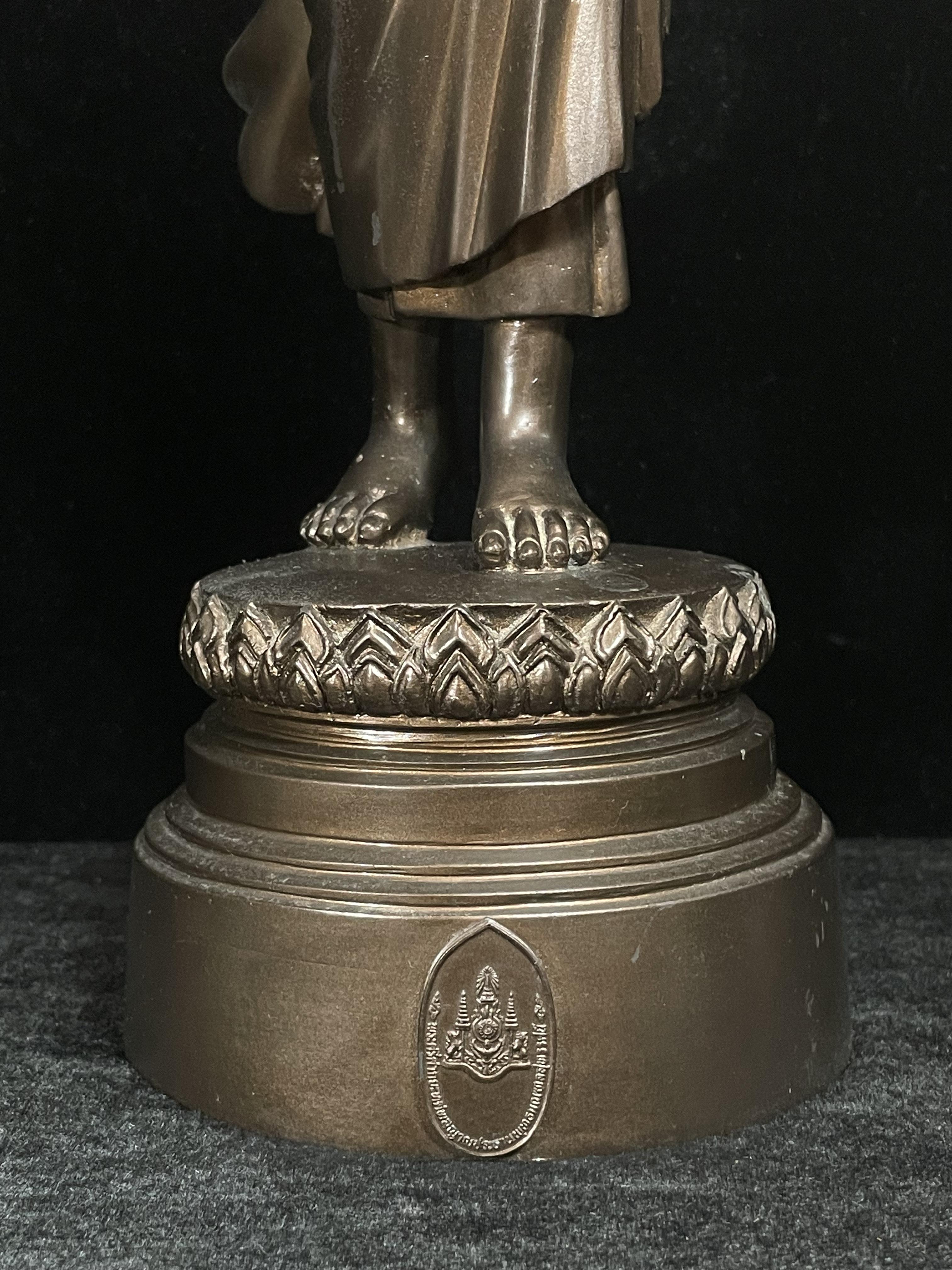 พระบูชา 25พุทธศตวรรษ พระศรีศากยะทศพลญาณ ประธานพุทธมณฑลสุทรรศน์ ปี2530 ตราสัญลักษณ์ ในมหาวาระพระชนมพรรษา ครบ 5 รอบ 60 พรรษา เมื่อ 5 ธันวาคม ปี 2530 หมายเลข (๑๕)๔๐๕ (เลขสวยผลรวมได้ 9 เจริญก้าวหน้าในทุกๆด้าน) ขนาดความสูง 15 นิ้ว รวมฐานสูง 18 นิ้ว(นิยมหายาก)