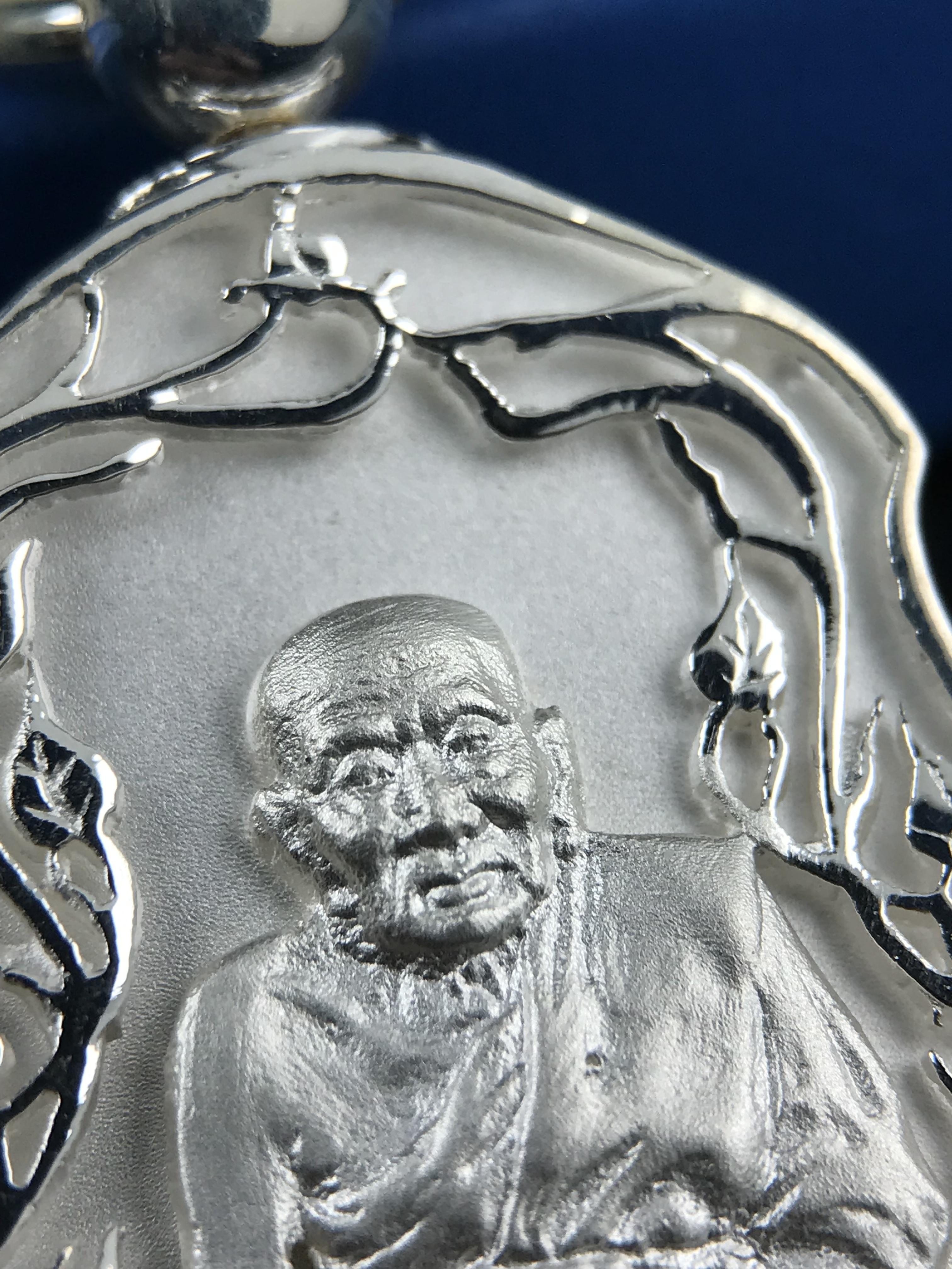 เหรียญหลวงปู่ทวด พระนามาภิไธย สก. แบบงานฉลุโบราณ(HAND MADE) ปี 2544 เนื้อเงิน(ผิวสวย) พิธีปลุกเสก ณ อุโบสถวัดช้างให้ และ พิธีมังคลาภิเษก ณ พระอุโบสถ วัดพระศรีรัตนศาสดาราม(วัดพระแก้ว) (1 ใน 2000 เหรียญ)พบเจอน้อยหายากมาก