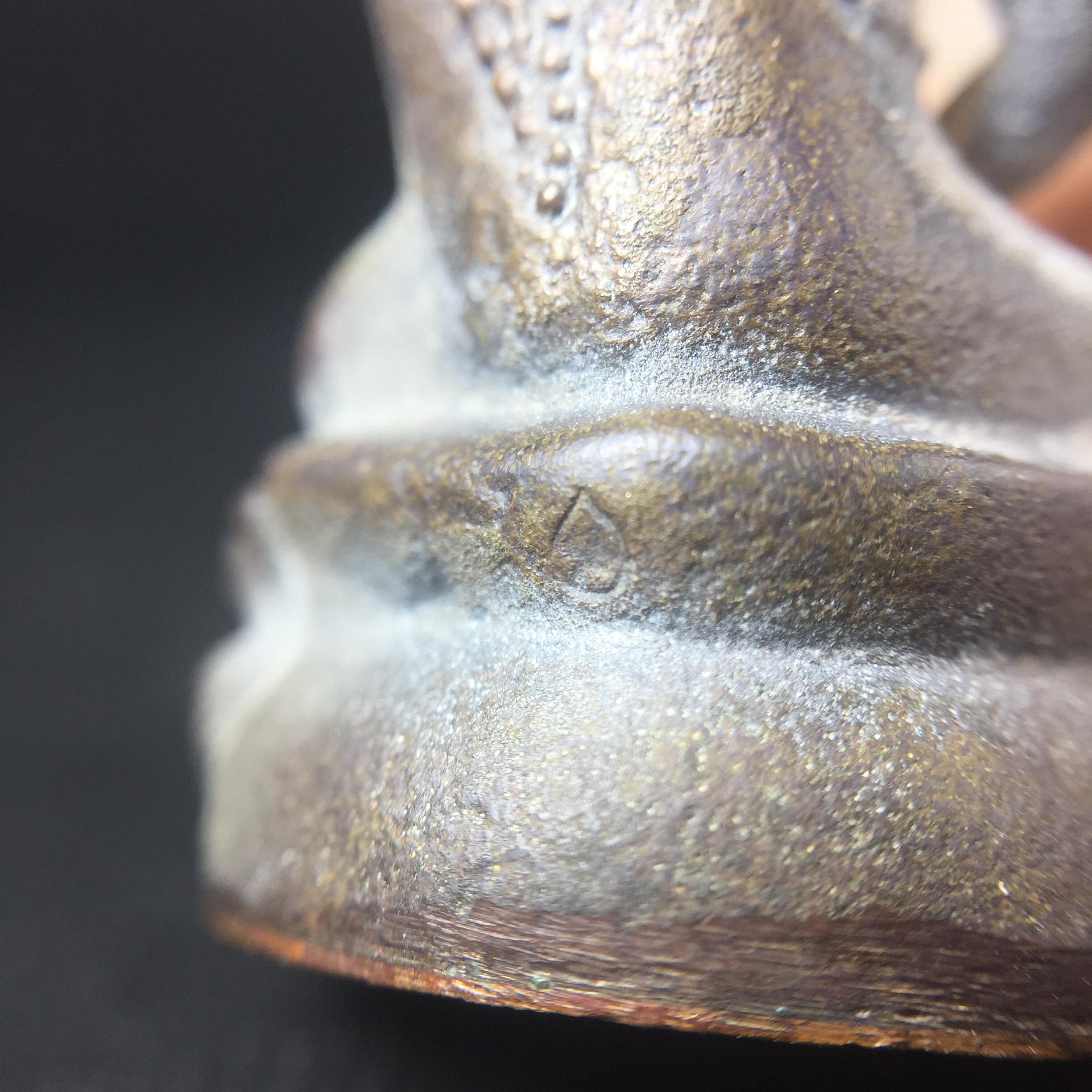 พระกริ่งชินบัญชรฉลองพระชันษา 100 ปี สมเด็จพระญาณสังวร วัดบวรนิเวศวิหาร ปี 2556 เนื้อนวโลหะผสมทองคำก้นทองแดง พิธีใหญ่ มวลสารเด่น นิยม(1 ใน 2556 องค์)