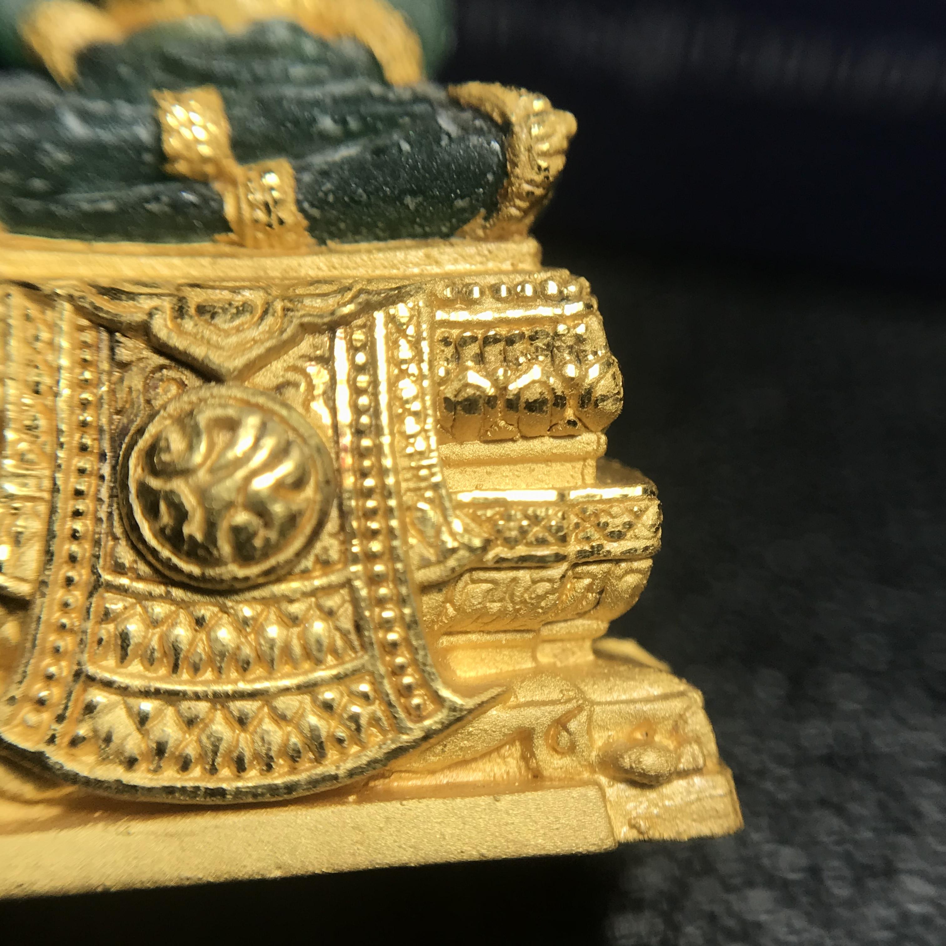 พระแก้วมรกต ภปร. ปี2547 จัดสร้างโดย รพ.ภูมิพลฯ ลอยองค์ หน้าตัก 1/2 นิ้ว เนื้อเรซิ่นหุ้มทองคำ99.99%