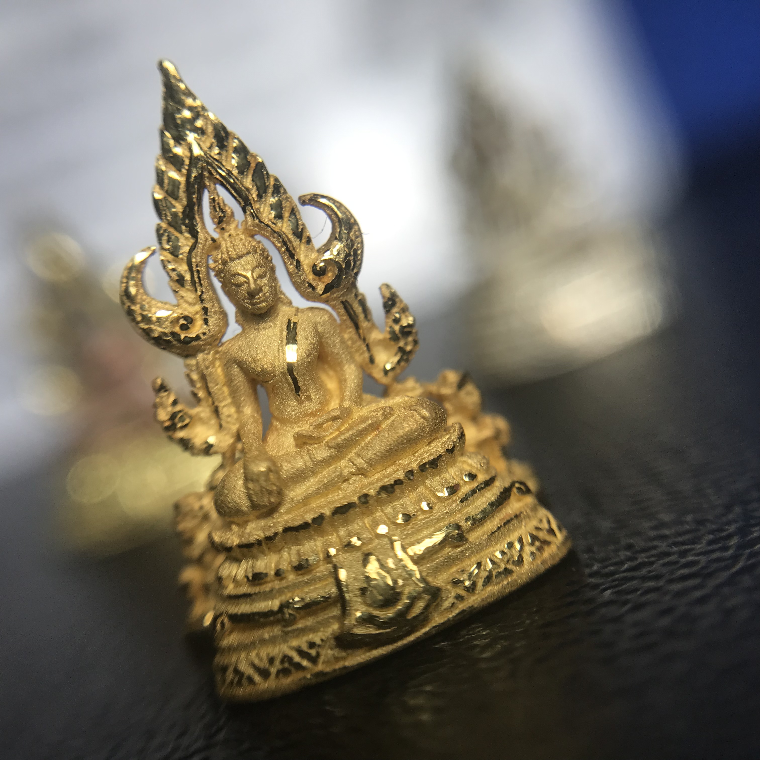 พระพุทธชินราช ภปร. ในวโรกาสพระราชพิธีมหามงคล เฉลิมพระชนมายุ6รอบ 5ธันวาคม2542 ชุดทองคำ เงิน สามกษัตริย์ พิมพ์เล็กครบชุด(3องค์)พร้อมกล่องบรรจุและการ์ดใบรับรอง