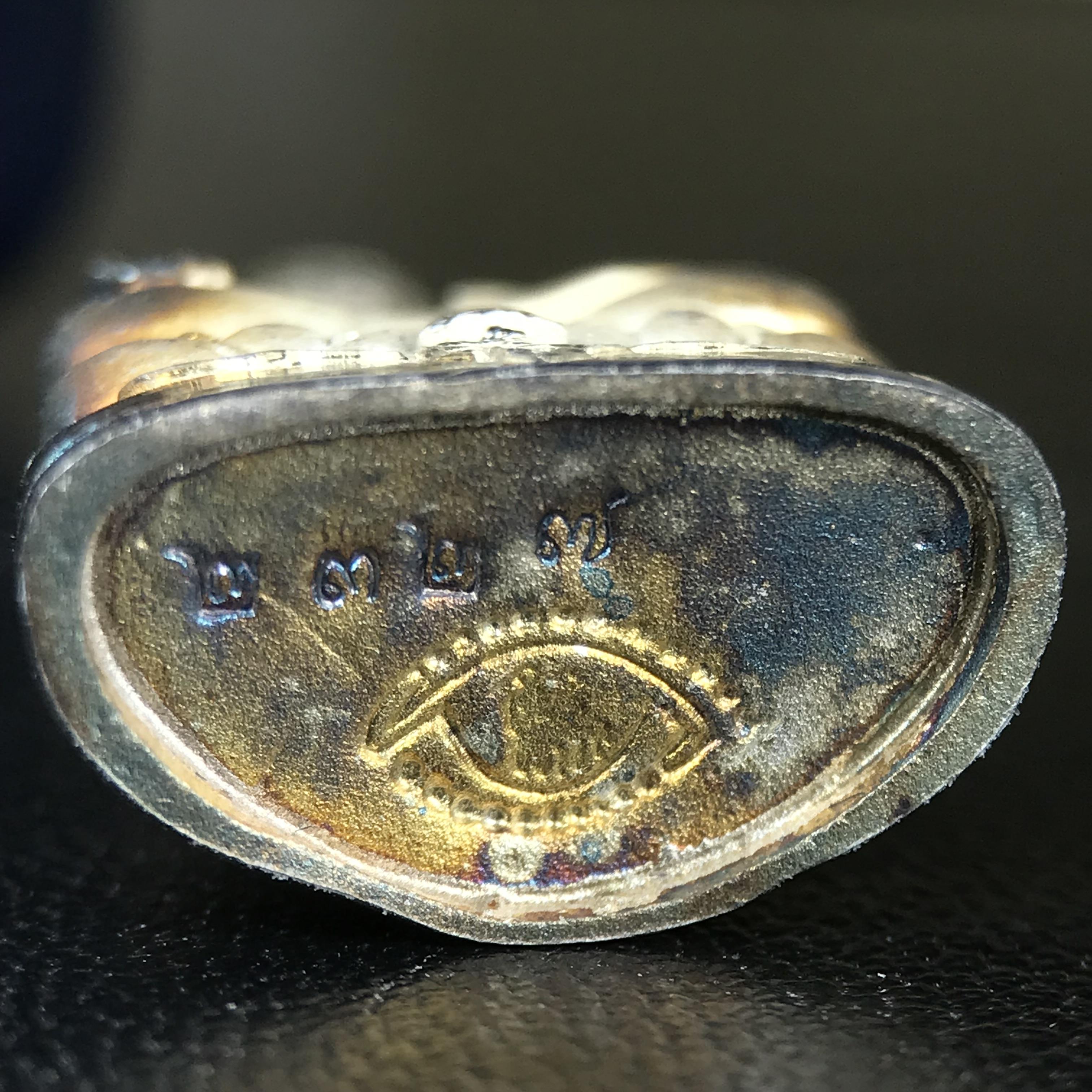 พระกริ่งไพรีพินาศ ญสส.มูลนิธิพิทักษ์ดวงตาประชาชน ฉลองศิริราชสมบัติครองราชย์ 50 ปี รัชกาลที่ 9 เนื้อเงินบริสุทธิ์ 99.9% (เนื้อเงินผิวเดิมติดรุ้งๆสวยเดิม)ขนาดสูง 2.8 ซม. พร้อมกล่องบรรจุเดิมและการ์ดใบรับรองเดิมครบสมบูรณ์(องค์หมายเลข ๒๓๒๗)