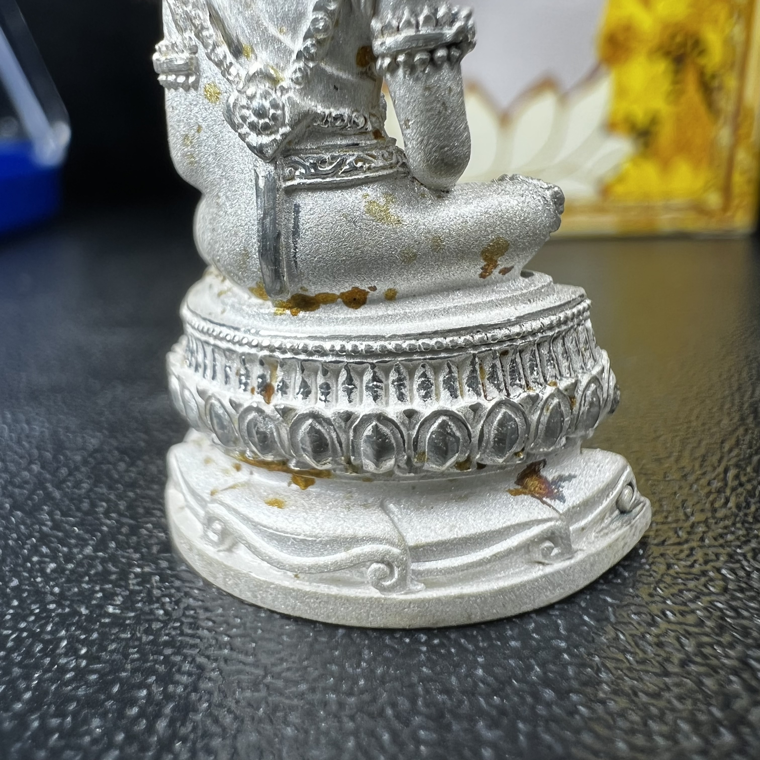 พระแก้วมรกต(จำลอง)ลอยองค์ ขนาดหน้าตัก 1/2 นิ้ว ทรงเครื่องฤดูร้อน เนื้อเงิน ตราสัญลักษณ์ฉลองสิริราชสมบัติ ครบ 60 ปี พ.ศ.2549(สภาพสวย ครบ สมบูรณ์))