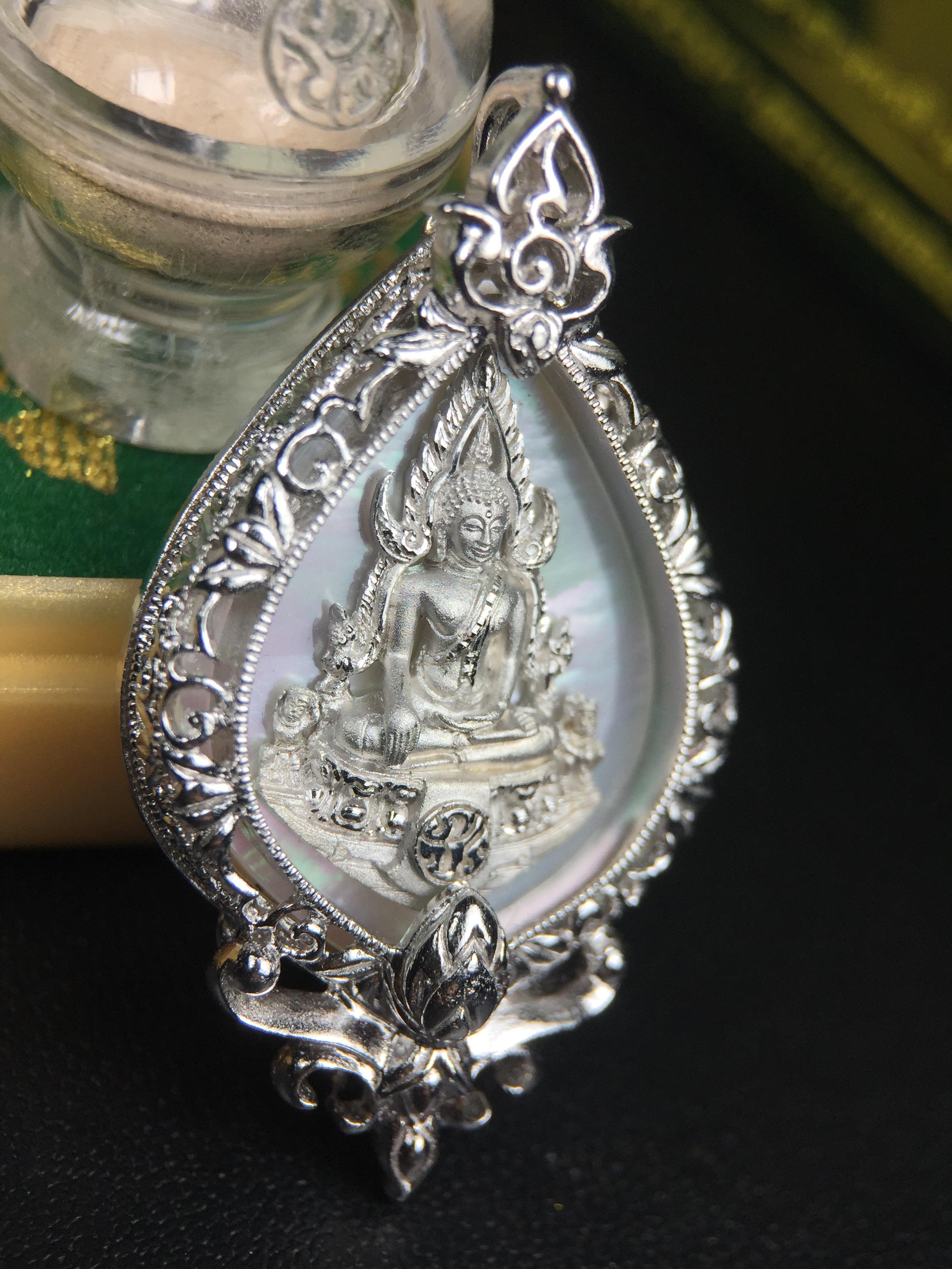 พระพุทธชินราช(จำลอง) ภปร. 84 พรรษา ทรงหยดน้ำ เนื้อเงินชุบทองคำขาว ขนาด 20*36 มม. (พระราชทานมวลสาร จิตรลดาและเส้นพระเจ้า(เส้นผม)รัชกาลที่9)พุทธศิลป์ทรงคุณค่าอีกหนึ่งรุ่นยอดนิยม งดงาม ทรงคุณค่า หายาก