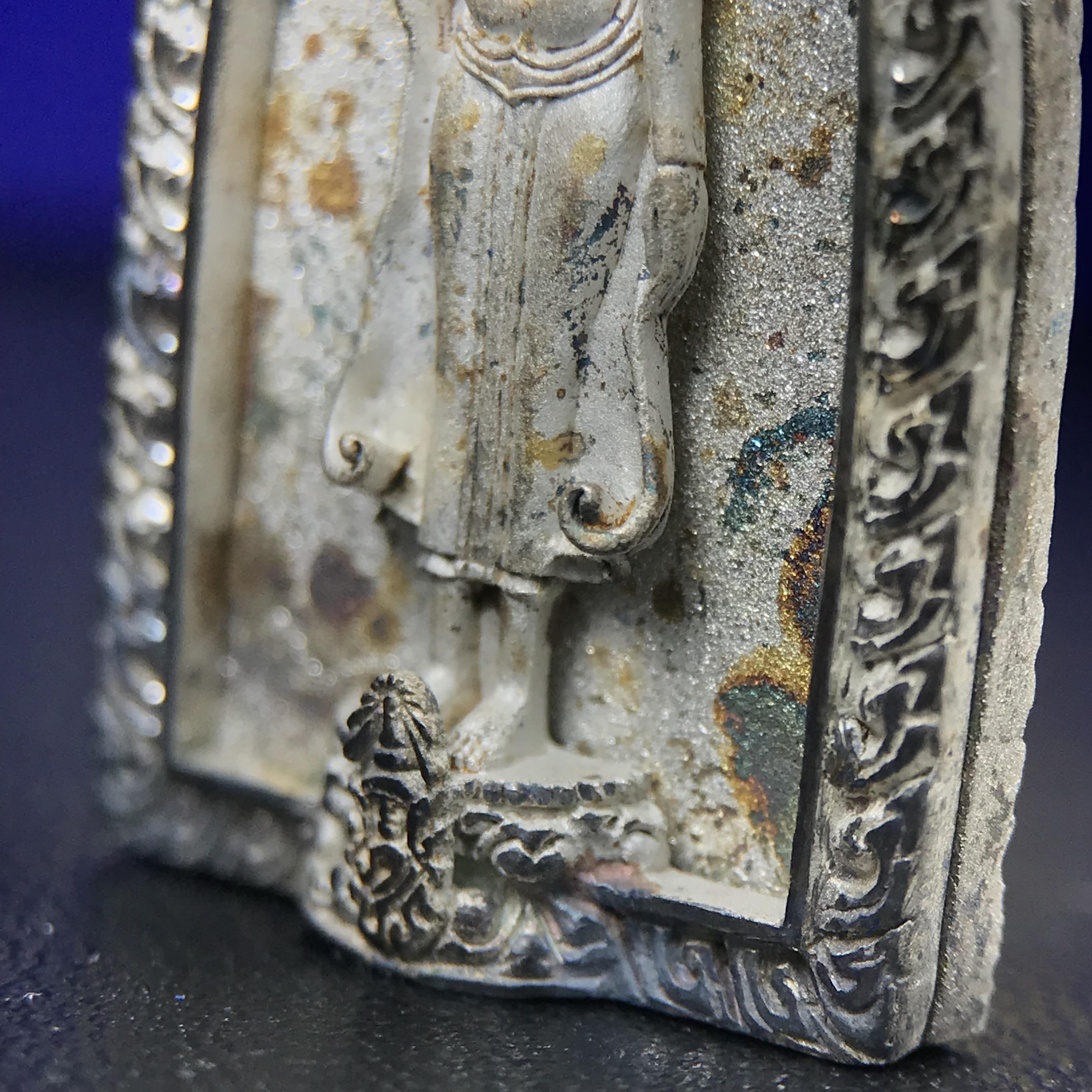 พระพุทธกาญจนพรสยามภูมิ ภปร. ปี 2539 เนื้อเงินพื้นทรายประกาย(ผิวเดิมสวย) พิมพ์ทรงใบขนุน ขนาด3.2ซม. พระพุทธรูปประจำพระชนมวาร รัชกาลที่9 ทรงโปรดเกล้าให้วิทยาลัยป้องกันราชอาณาจักร(วปอ.)สร้างในวโรกาสทรงครองสิริราชสมบัติครบ50ปี พ.ศ.2539(1ใน5000องค์)