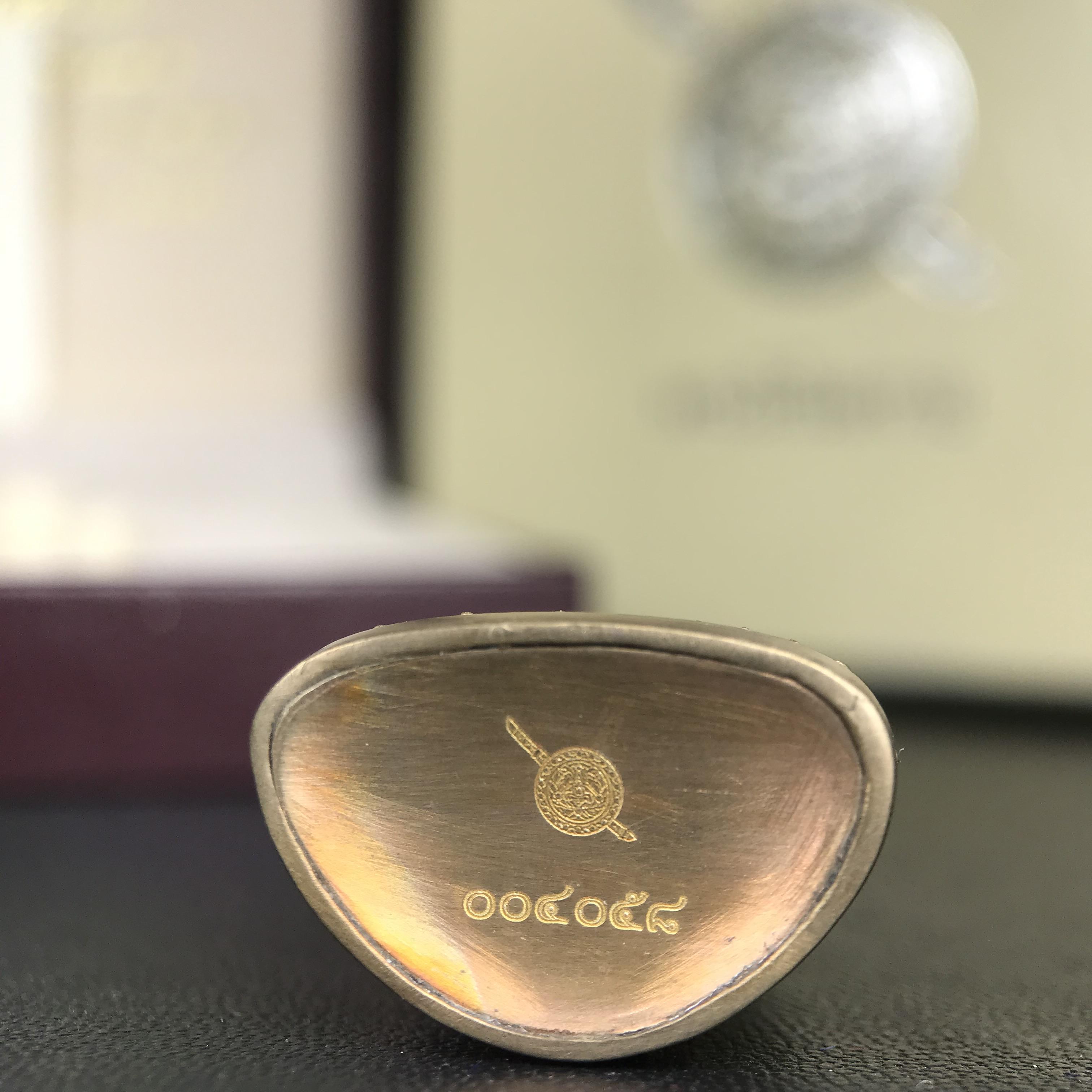 พระกริ่งนิรันตราย สำนักงานตำรวจแห่งชาติ ปี 2555 พุทธาภิเษก วัดบวรนิเวศวิหาร ปี 2555 เนื้อสัมฤทธิ์ อุปกรณ์ใบกล่องครบ น่าสะสม ที่สุดความศักดิ์สิทธิ์ สุดเข้มขลัง มวลสารดี พิธีใหญ่ เกจิดังทั่วประเทศ 255 รูป ร่วมอธิษฐานจิตปลุกเสก พระสภาพสวย