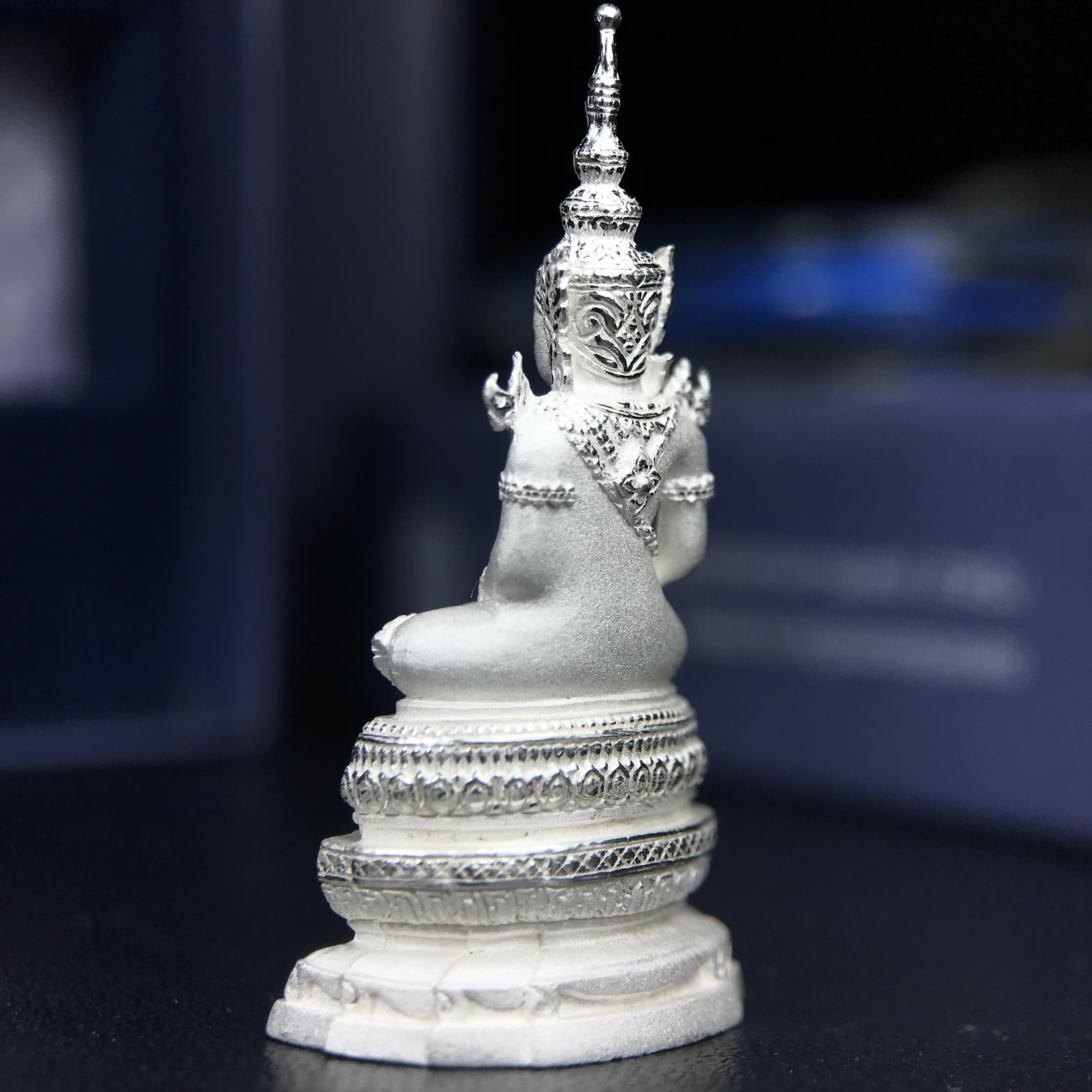 พระแก้วมรกต ภปร. ปี 2547 จัดสร้างโดยโรงพยาบาลภูมิพลอดุลยเดช เนื้อเงิน ลอยองค์ หน้าตัก 1/2 นิ้ว พิธีมหามังคาภิเษก ณ พระอุโบสถวัดพระศรีรัตนศาสดาราม(วัดพระแก้ว) งดงามทรงคุณค่าอีกหนึ่งรุ่นยอดนิยม หายาก(หมายเลขต้นๆหลักร้อย ๗๙๓)(1ใน3000องค์)