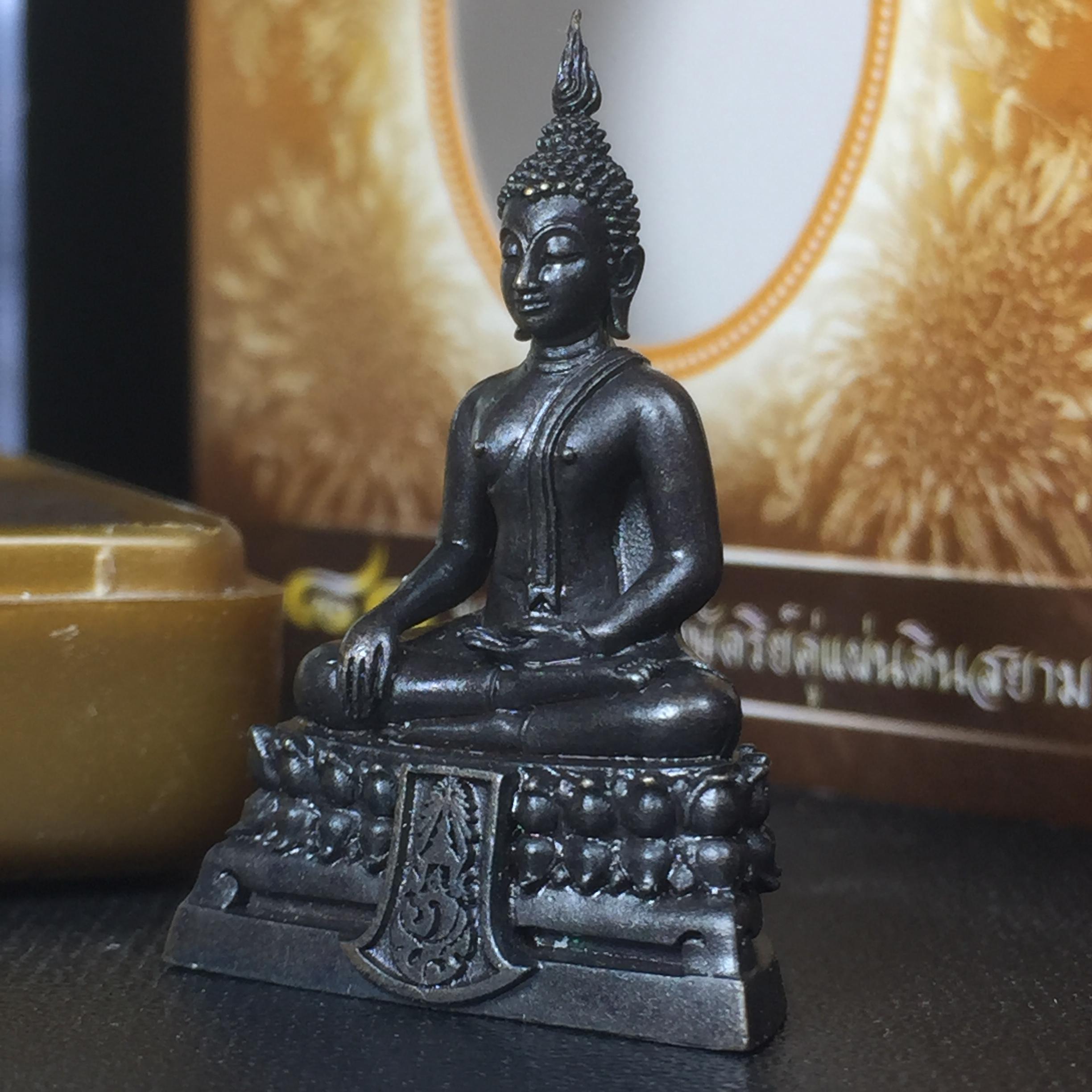 พระพุทธรูปคุ้มเกล้า ภปร. มหามงคล 80พรรษา “รุ่นเย็นศิระเพราะพระบริบาล 80พรรษา มหากษัตริย์คู่แผ่นดินสยาม” เนื้อนวโลหะรมดำ พิมพ์ใหญ่ ขนาด 18*35 มม.
