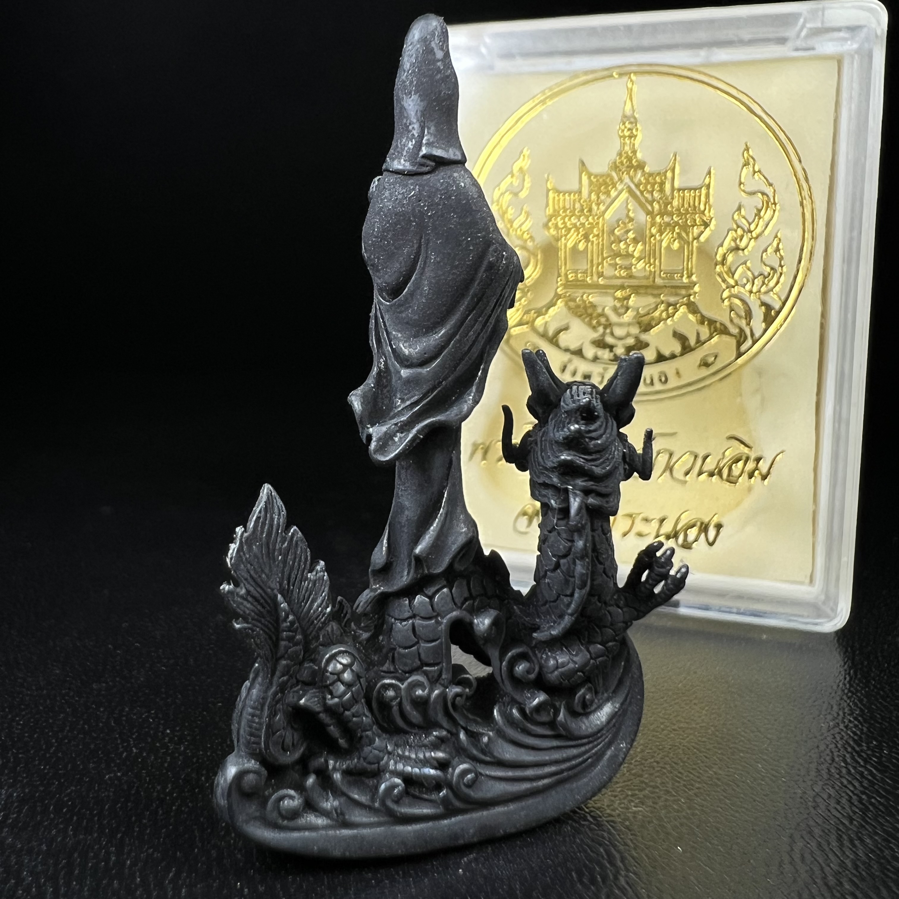 รูปหล่อลอยองค์พระโพธิสัตว์กวนอิม ทรงประทับมังกร จ.ระนอง พ.ศ.2539 เนื้อนวโลหะ พิมพ์ใหญ่(สวยงดงาม เข้มขลัง ทรงคุณค่า) เฉลิมฉลองในวโรกาสที่พระบาทสมเด็จพระเจ้าอยู่หัวทรงครองสิริราชสมบัติครบ 50 ปี(องค์หมายเลข๘๘๖๗)