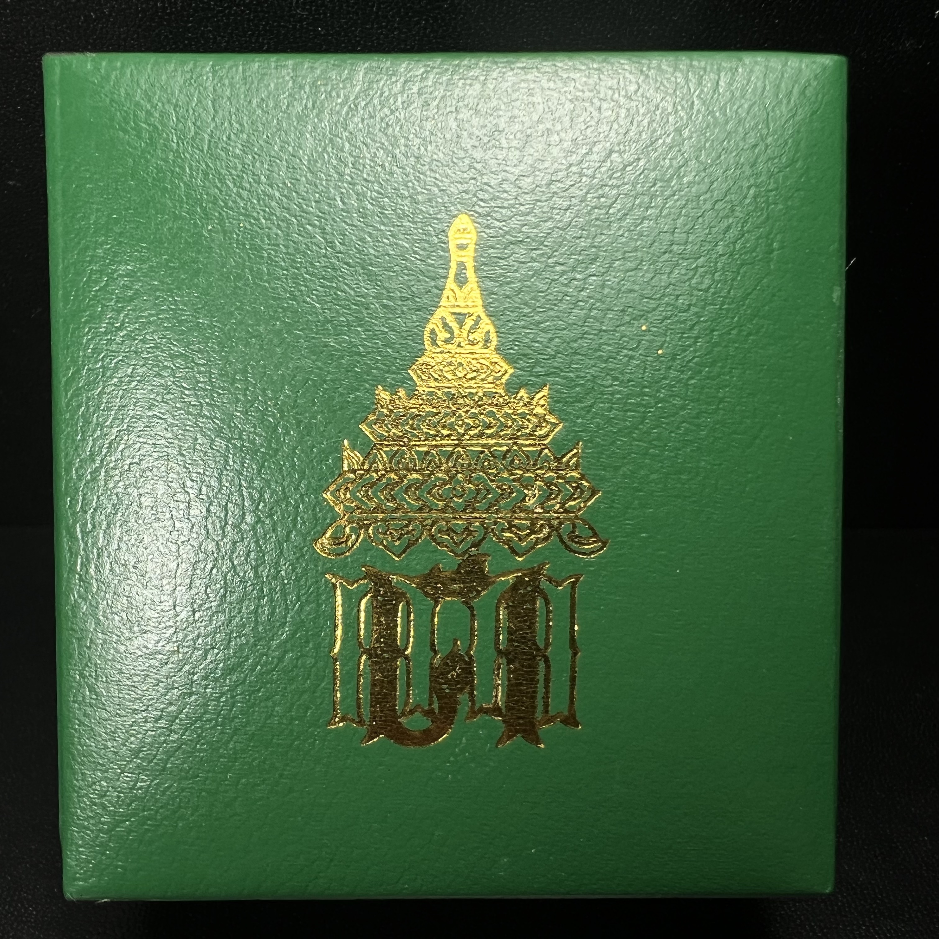 พระพุทธโสธร รุ่น กศก. 120 ปี เนื่องในโอกาสครบ 120 ปี กรมศุลกากร กระทรวงการคลัง จัดสร้าง ปี 2537 เนื้อเงินบริสุทธิ์ 99.9% ผิวขัดเงา(ขึ้นสีรุ้งธรรมชาติสวย)(งานบริษัท แพรนด้า จิวเวลรี่)สวยงดงาม ทรงคุณค่า สีสันที่ธรรมชาติสรรค์สร้าง