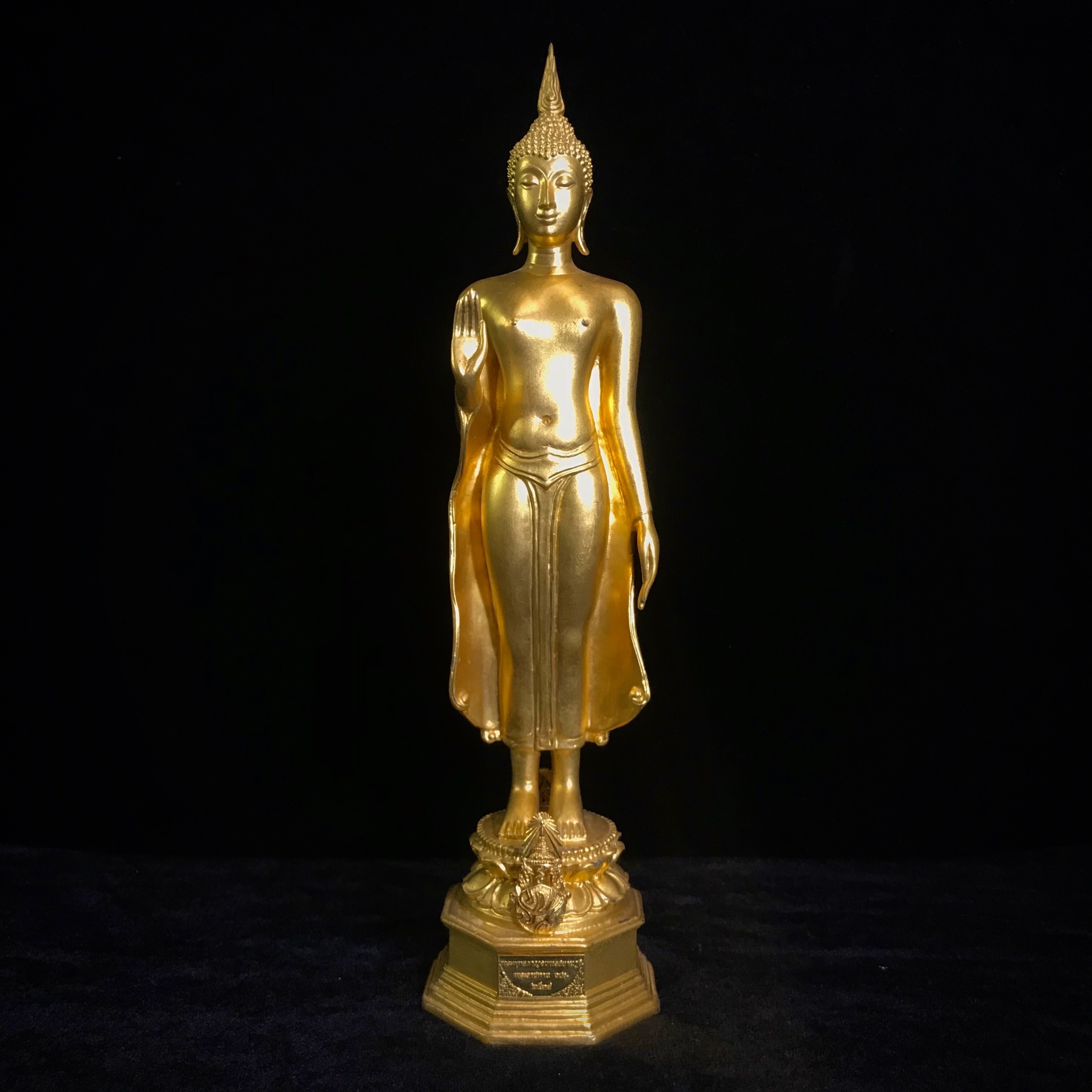 พระพุทธกาญจนพรสยามภูมิ ภปร. ปี 2539 เนื้อโลหะปิดทอง ขนาดบูชาพิมพ์เล็กสูง 10 นิ้ว พระพุทธรูปประจำพระชนมวาร รัชกาลที่ 9 ทรงโปรดเกล้าให้ วิทยาลัยป้องกันราชอาณาจักร (วปอ.) สร้างในวโรกาสทรงครองสิริราชสมบัติครบ 50 ปี พ.ศ. 2539(1 ใน 1999 องค์)นิยมหายาก