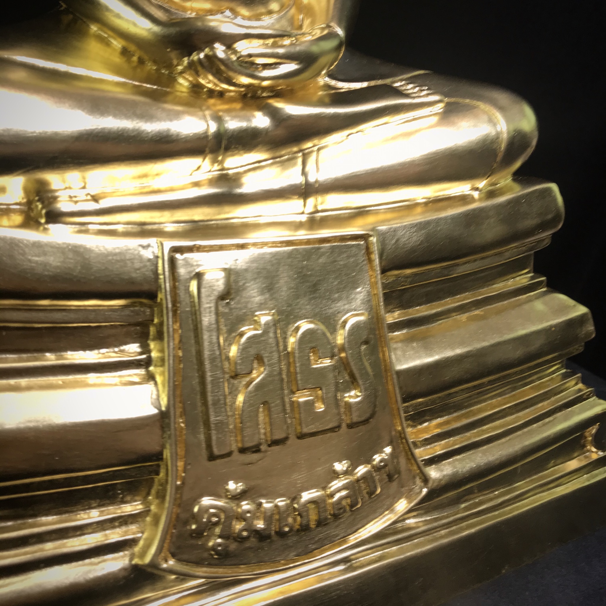 พระพุทธโสธร ทองประทาน คุ้มเกล้าฯ ปวงประชา ภปร.(ใต้ร่มพระบารมี คุ้มเกล้า) 60ปี โรงพยาบาลภูมิพลฯ พ.ศ.2552 เนื้อโลหะบรอนซ์ ลงรักปิดทอง(ขนาดบูชาหน้าตัก 9 นิ้ว)บรรจุมวลสาร“ทองคำศักดิ์สิทธิ์”ที่ปิดองค์หลวงพ่อมากว่า 100 ปี ตอกโค๊ดหมายเลข ๑๕๘(1 ใน 2000 องค์)หายาก