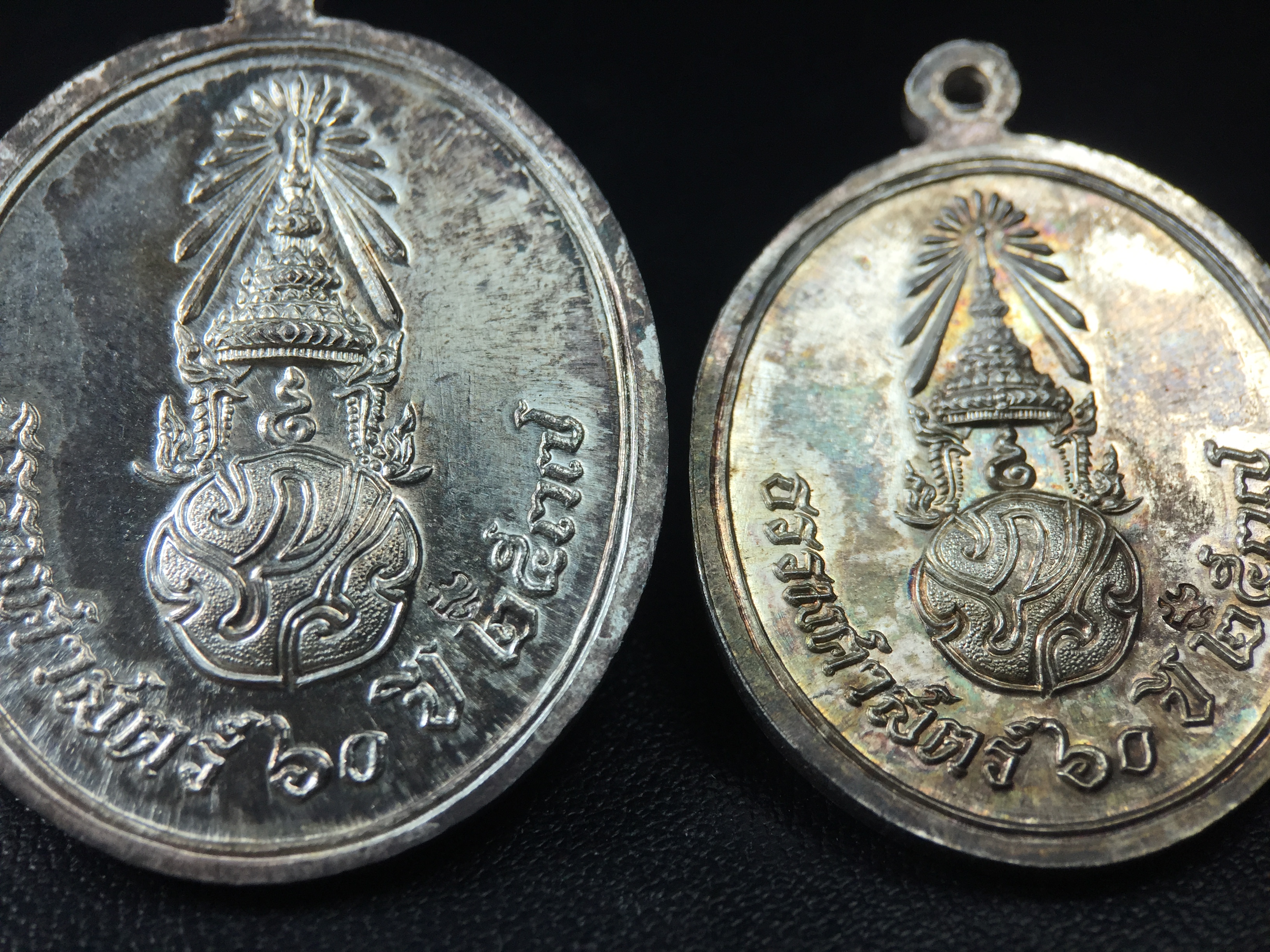 เหรียญพระพุทธสิหิงค์ ภปร. รุ่นมหาลัยธรรมศาสตร์ 60ปี พ.ศ.2537 พิมพ์ใหญ่+พิมพ์เล็ก เนื้อเงินผิวเดิมๆขึ้นสีรุ้งๆสวยมาก(ในหลวงรัชกาลที่9เสด็จในพิธี)(พิธีใหญ่ เกจิที่มีชื่อเสียงมาร่วมปลุกเสกจำนวนมาก ชนวนมาลสารเก่าเข้มขลัง )ของดีธรรมศาสตร์ที่ศิษย์เก่าไม่ควรพลาด