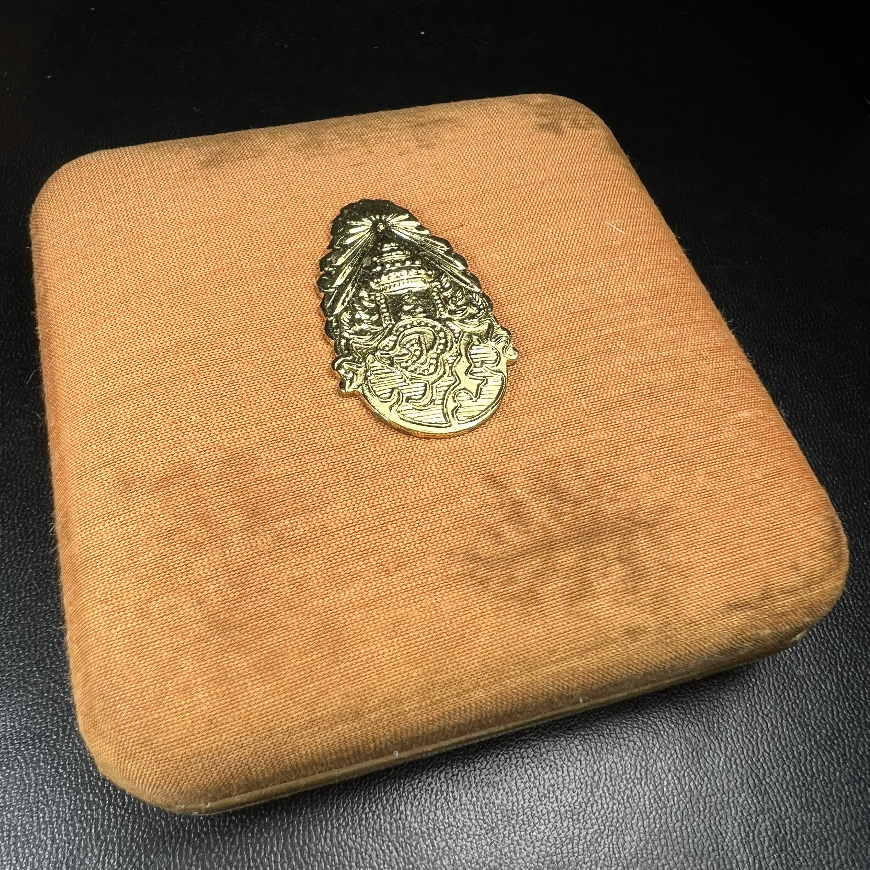 เหรียญรัชกาลที่ 5 หลัง 12 นักษัตริย์ รุ่นมหาลาภ ปี 2539 เนื้อเงินขัดเงา บล็อกนอก(เพิร์ธ)ออสเตรเรีย ขนาด 3.2 ซ.ม. กล่องบรรจุเดิมครบสมบูรณ์สวยงาม พิธีพุทธาภิเษก ณ.พระอุโบสถ วัดพระแก้ว สมเด็จพระญาณสังวร สมเด็จพระสังฆราช เป็นประธานพิธี